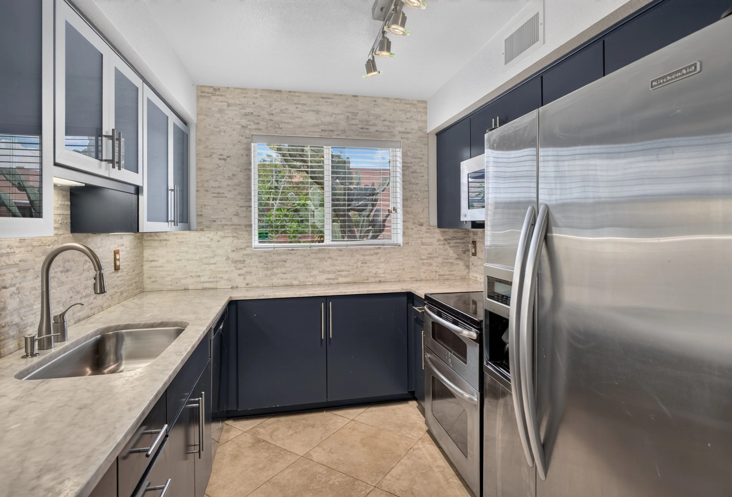 12 Kitchen photo a.jpg
