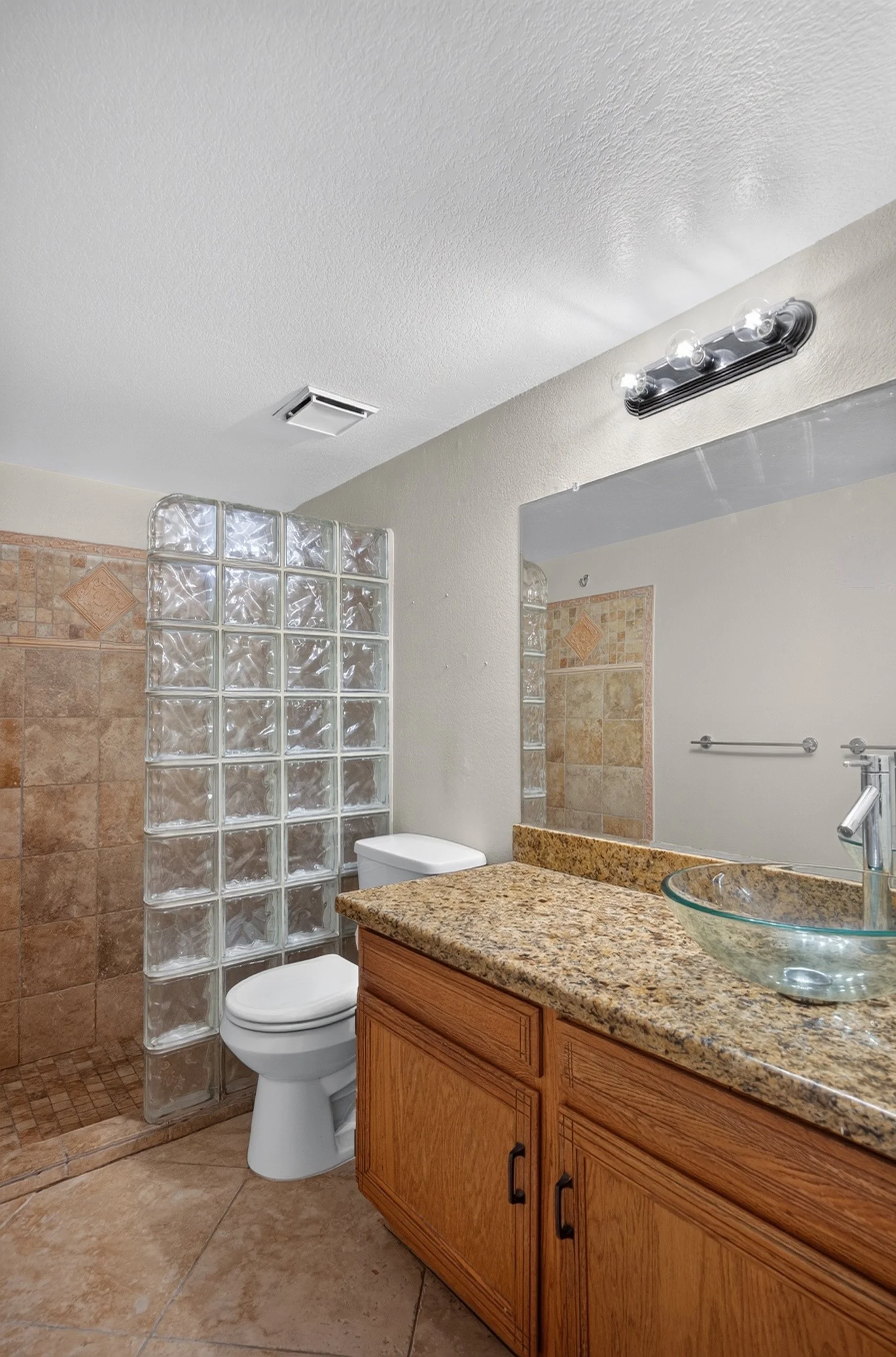 23 Main Bathroom photo a.jpg