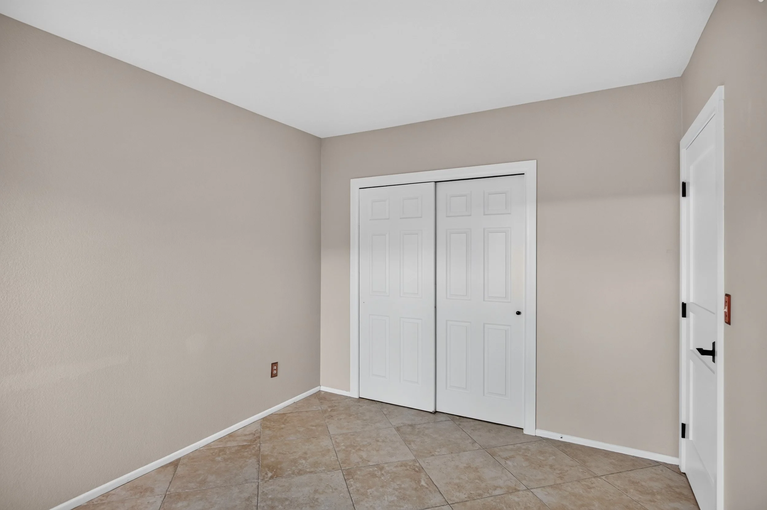 27 Bedroom 1 photo b.jpg