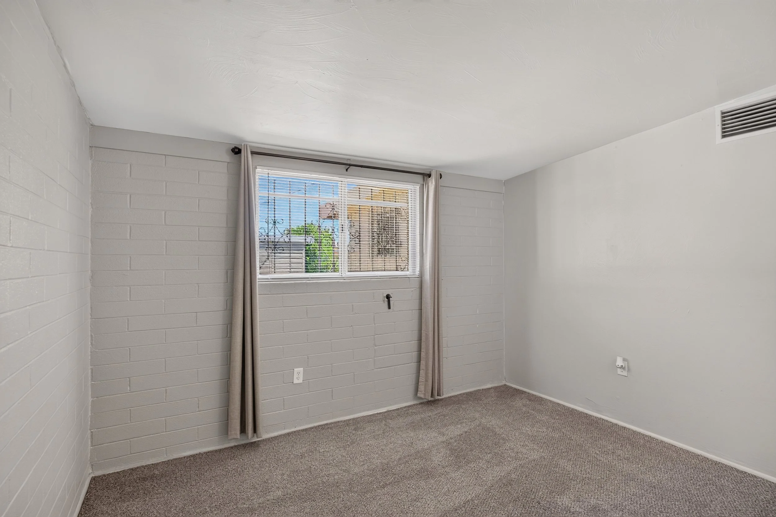 10 Bedroom photo c.jpg