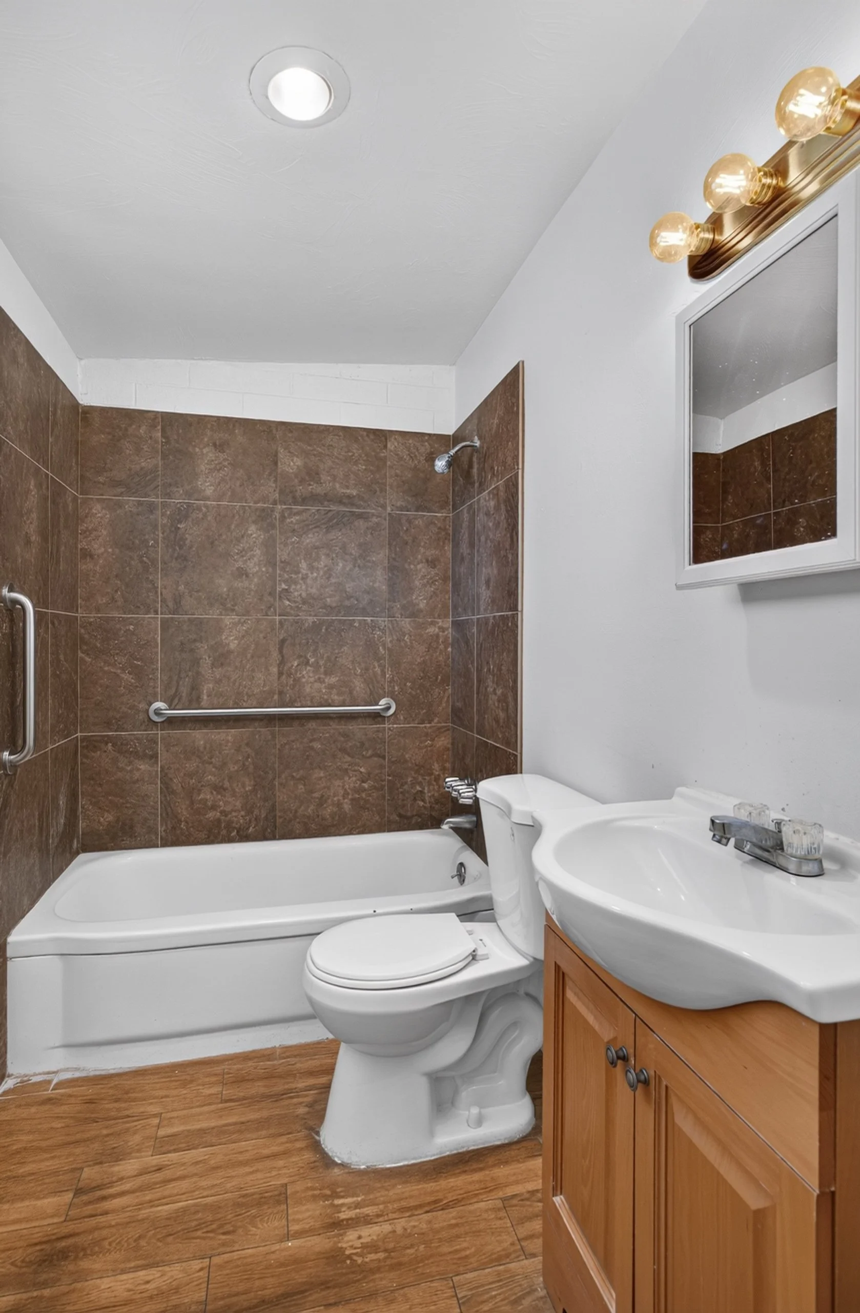 11 Bathroom.jpg