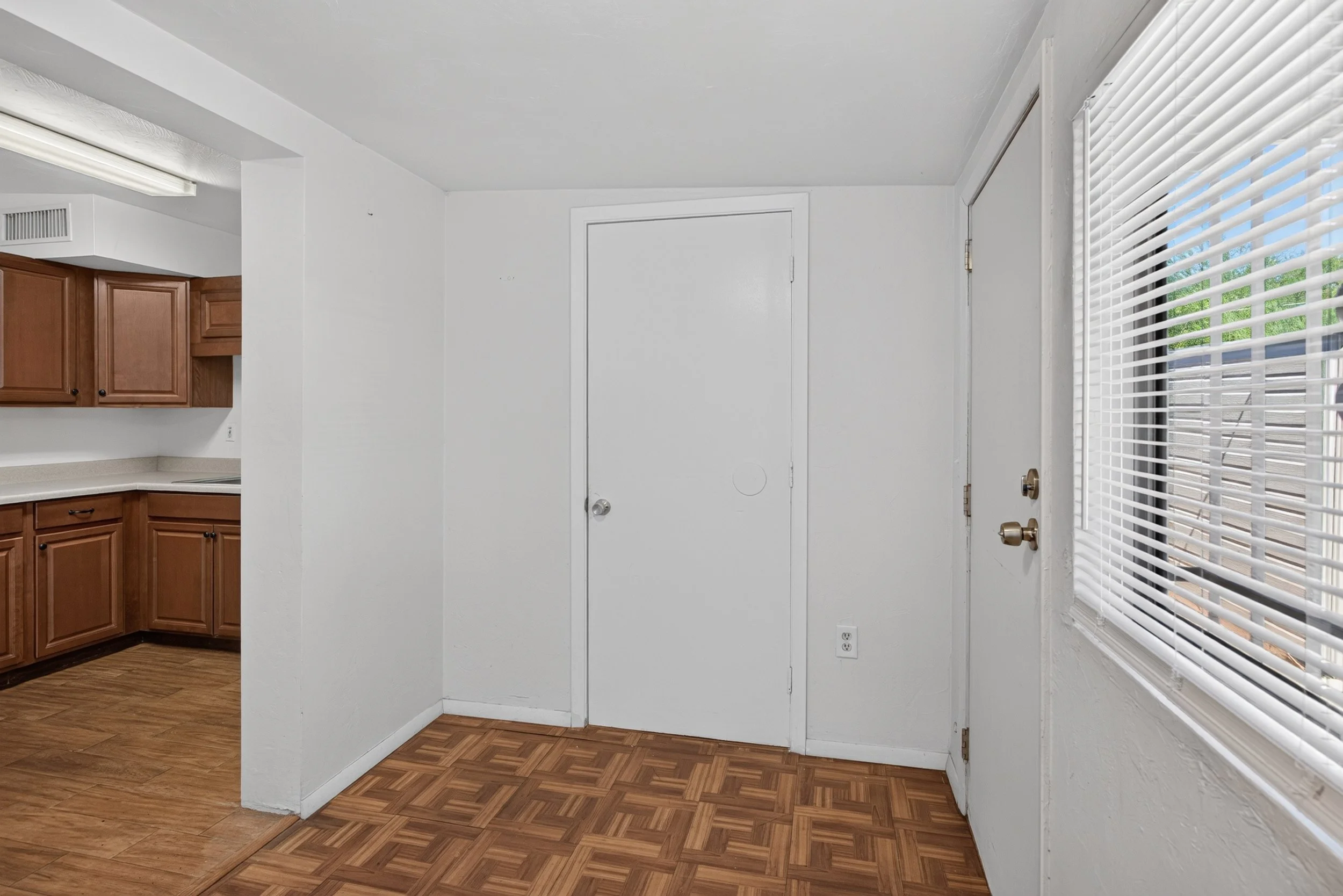 17 Dining Room photo b.jpg