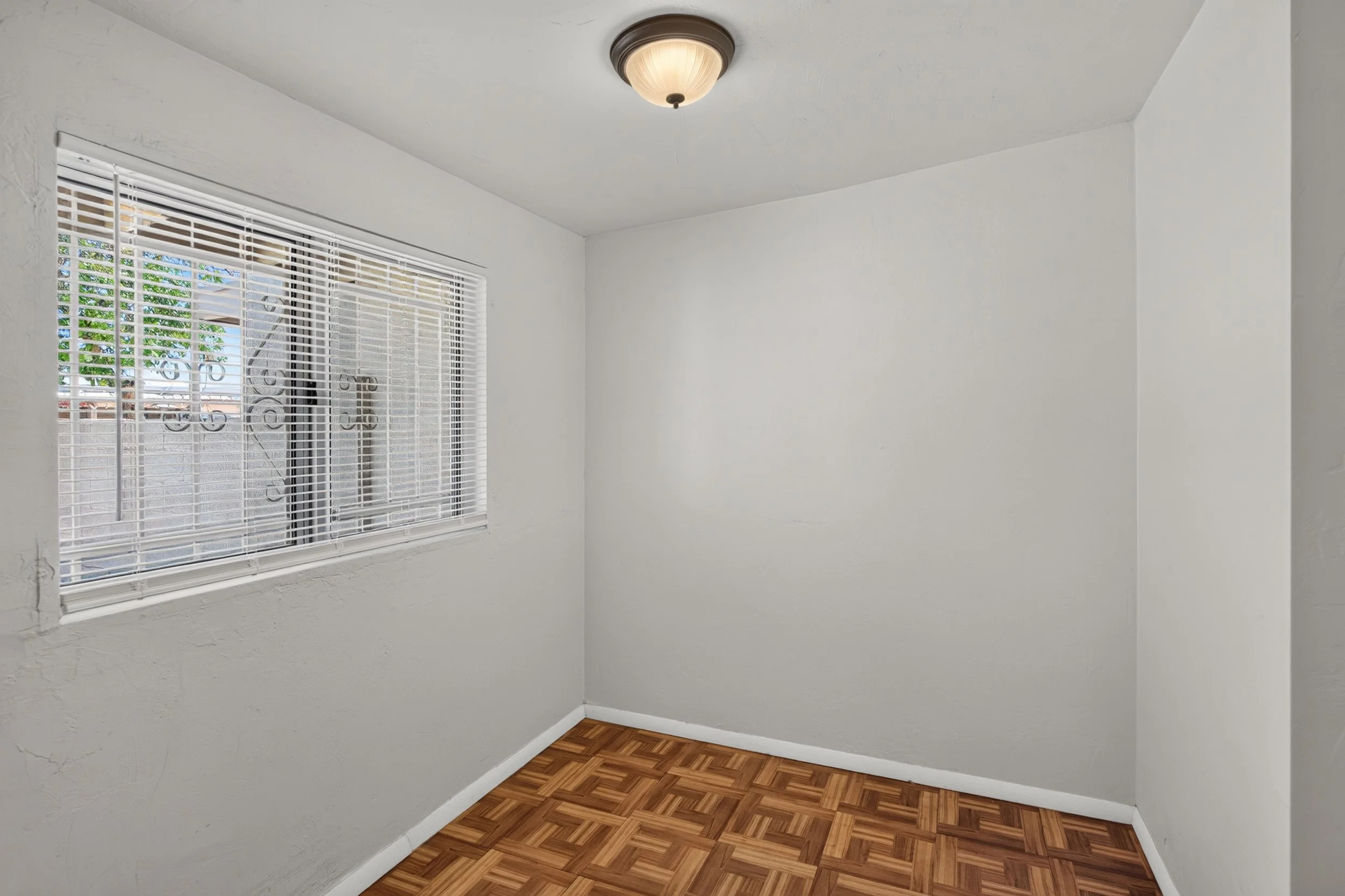 18 Dining Room photo c.jpg