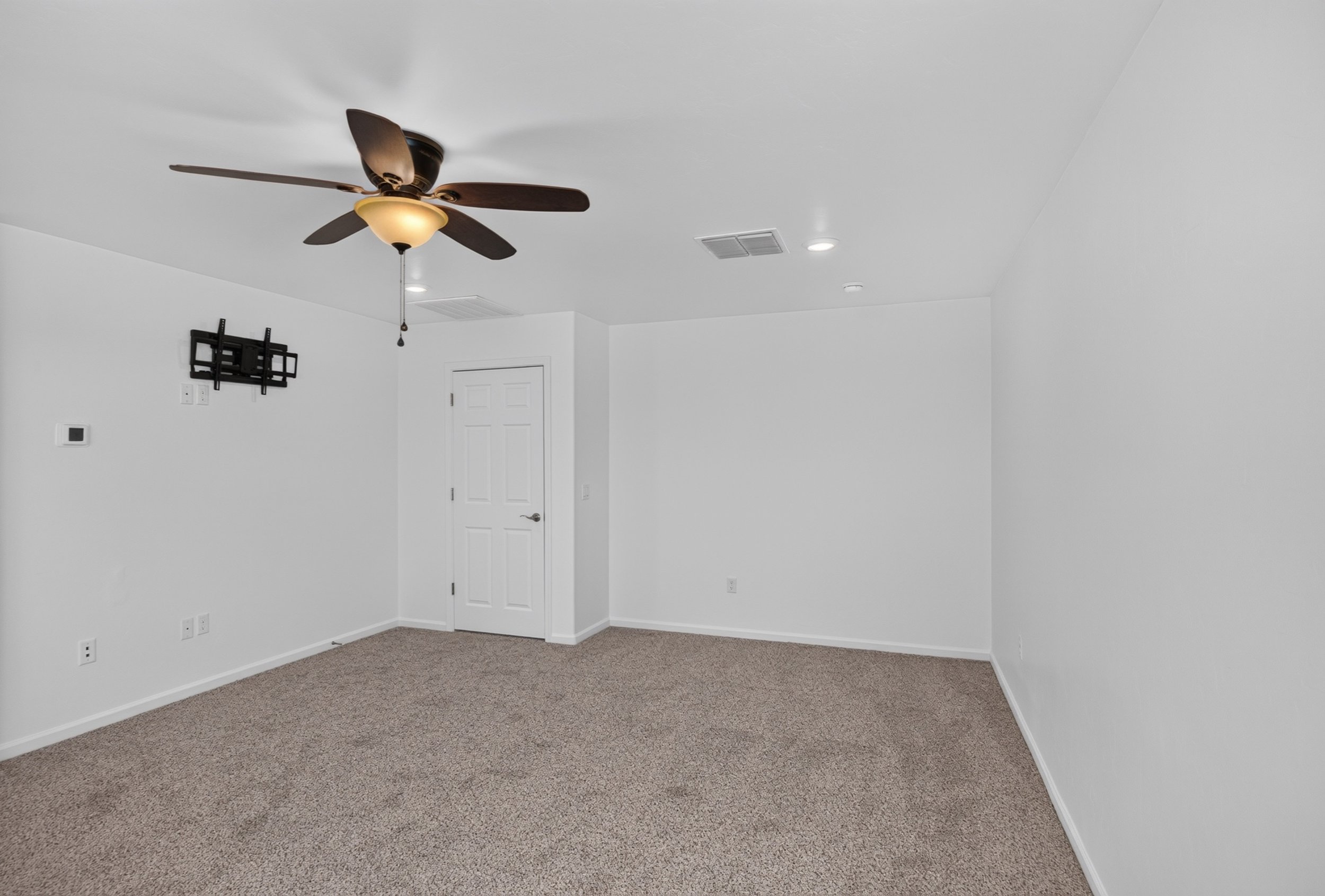 31 Main Bedroom photo b.jpg