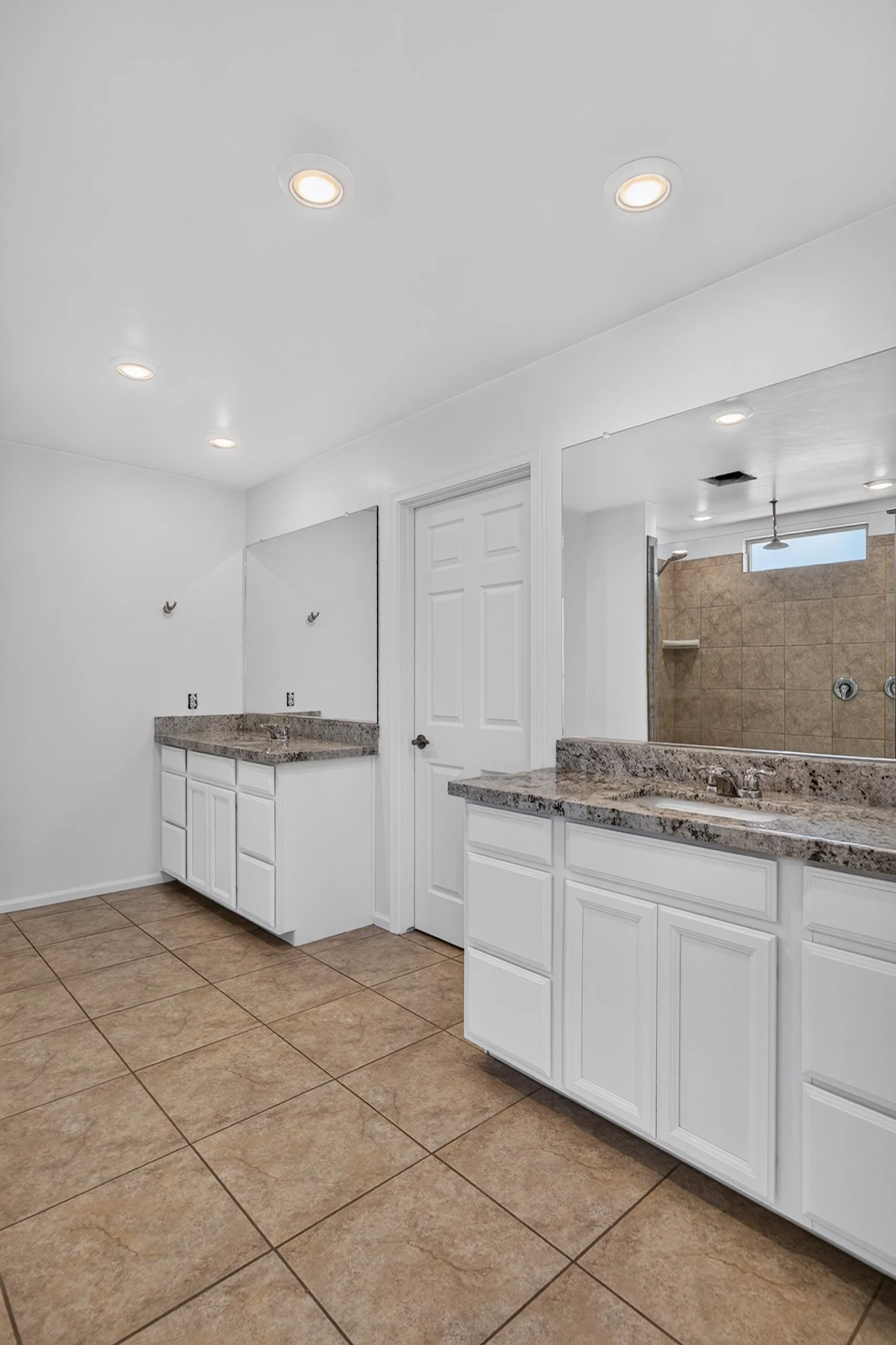 32 Main Bathroom photo a.jpg
