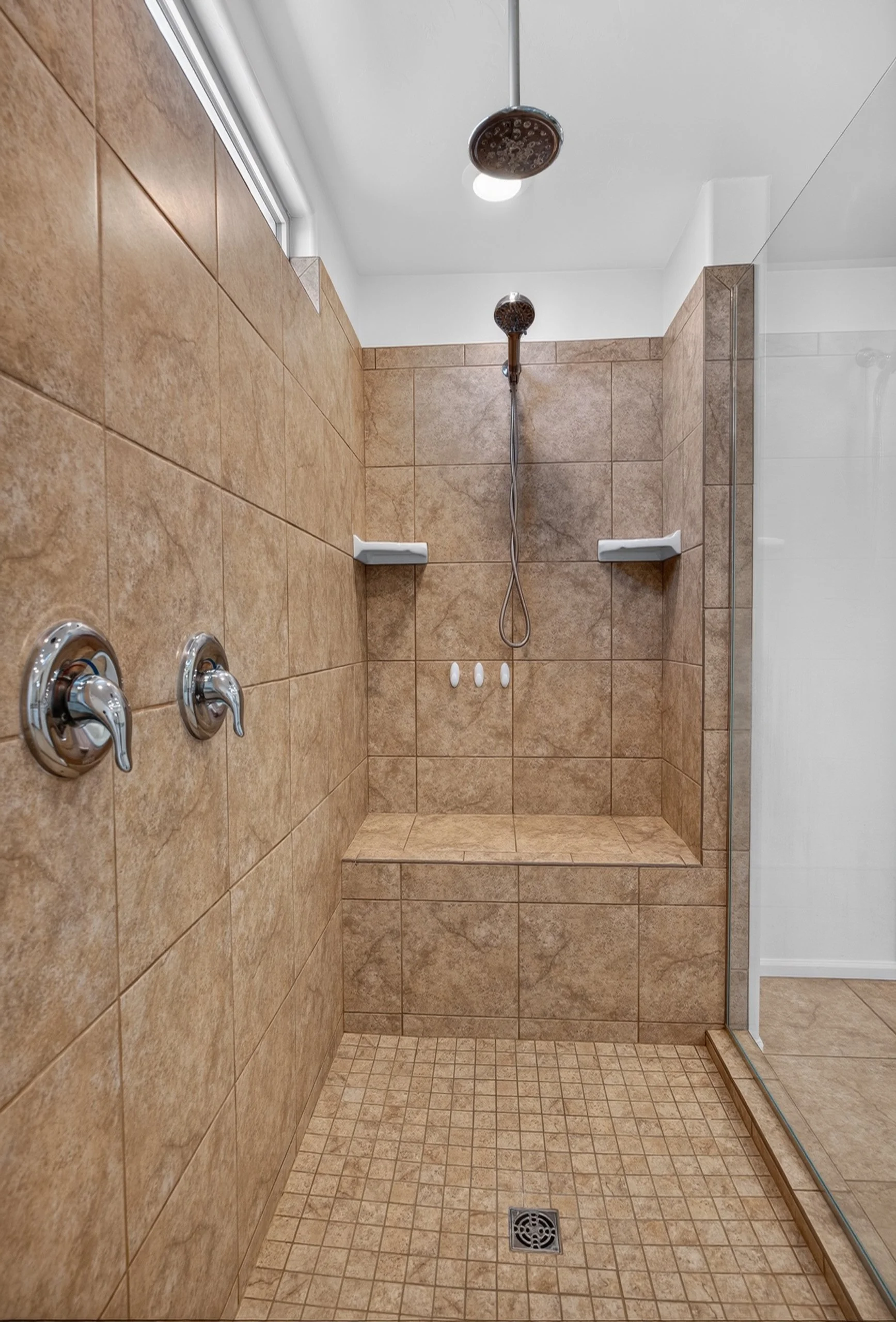 33 Main Bathroom photo b.jpg
