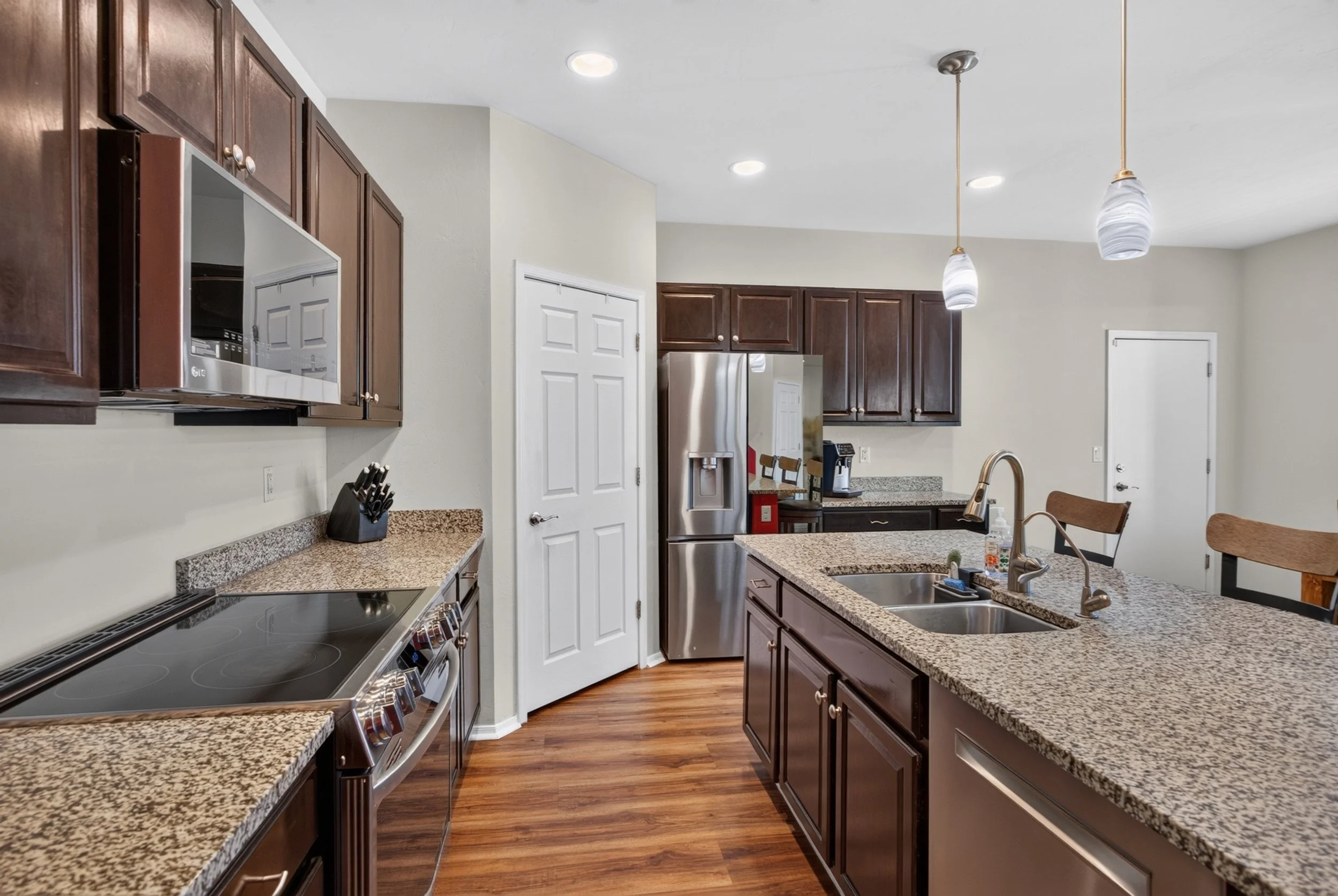 15 Kitchen photo e.jpg