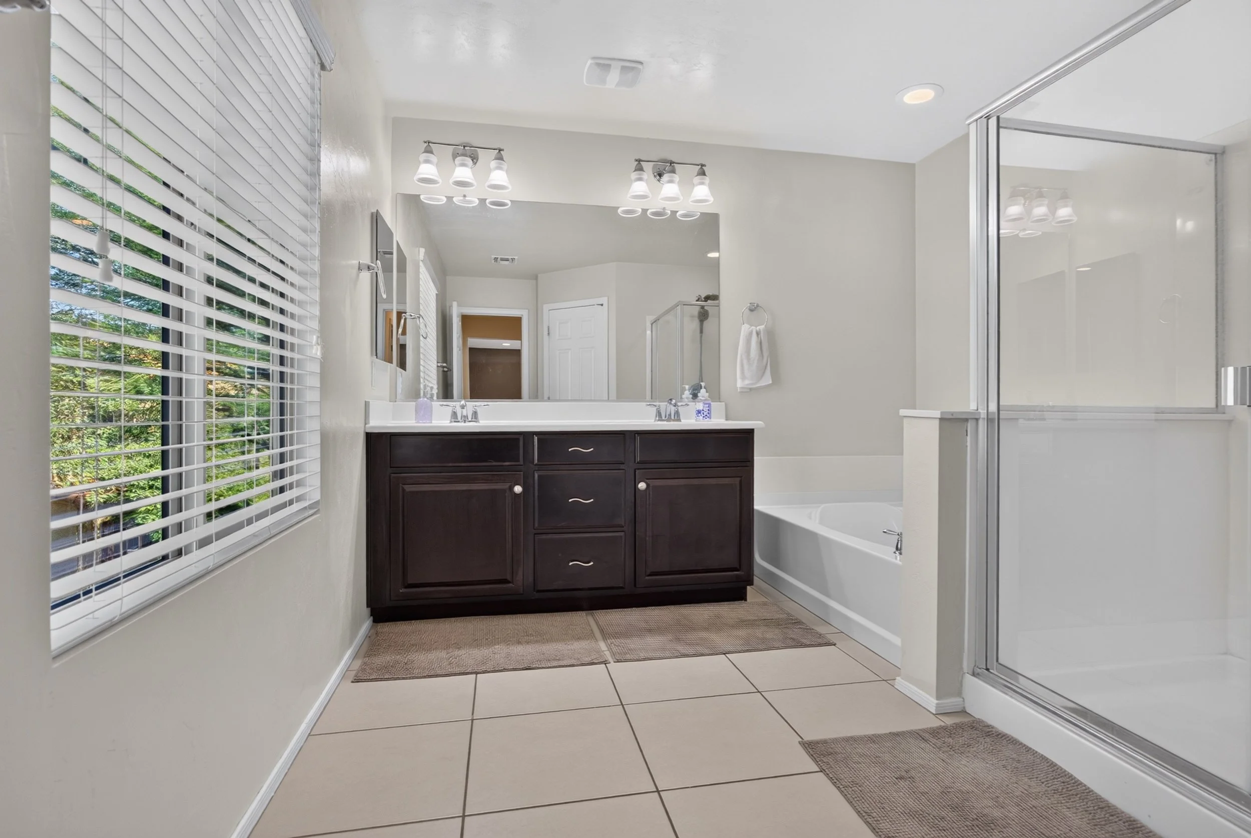 24 Main Bathroom photo a.jpg