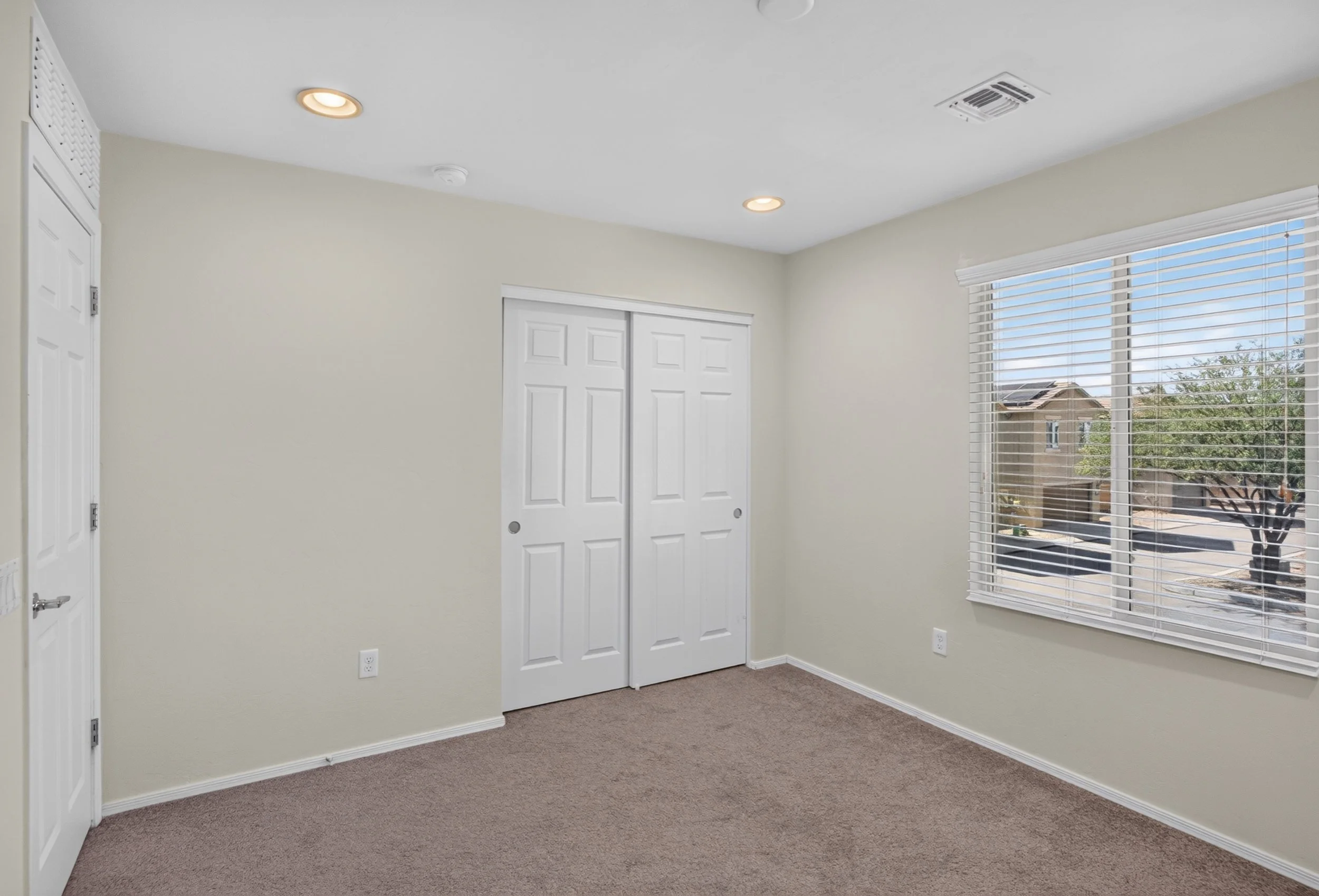 27 Bedroom 1 photo a.jpg