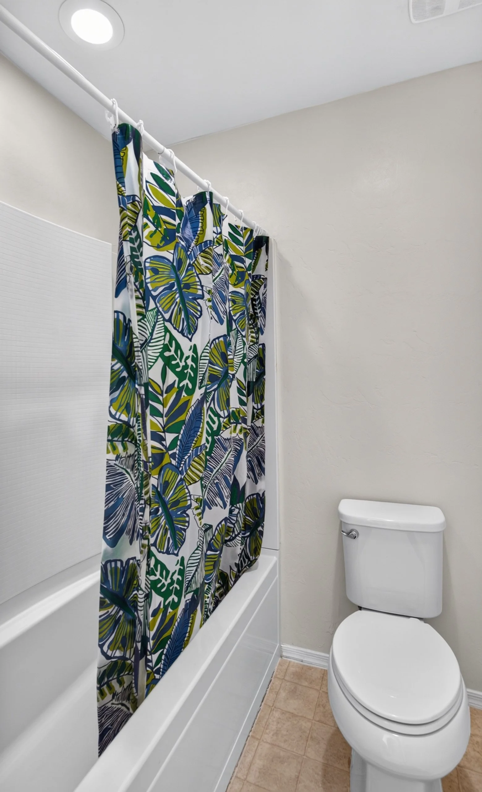 34 Bathroom 2 photo b.jpg