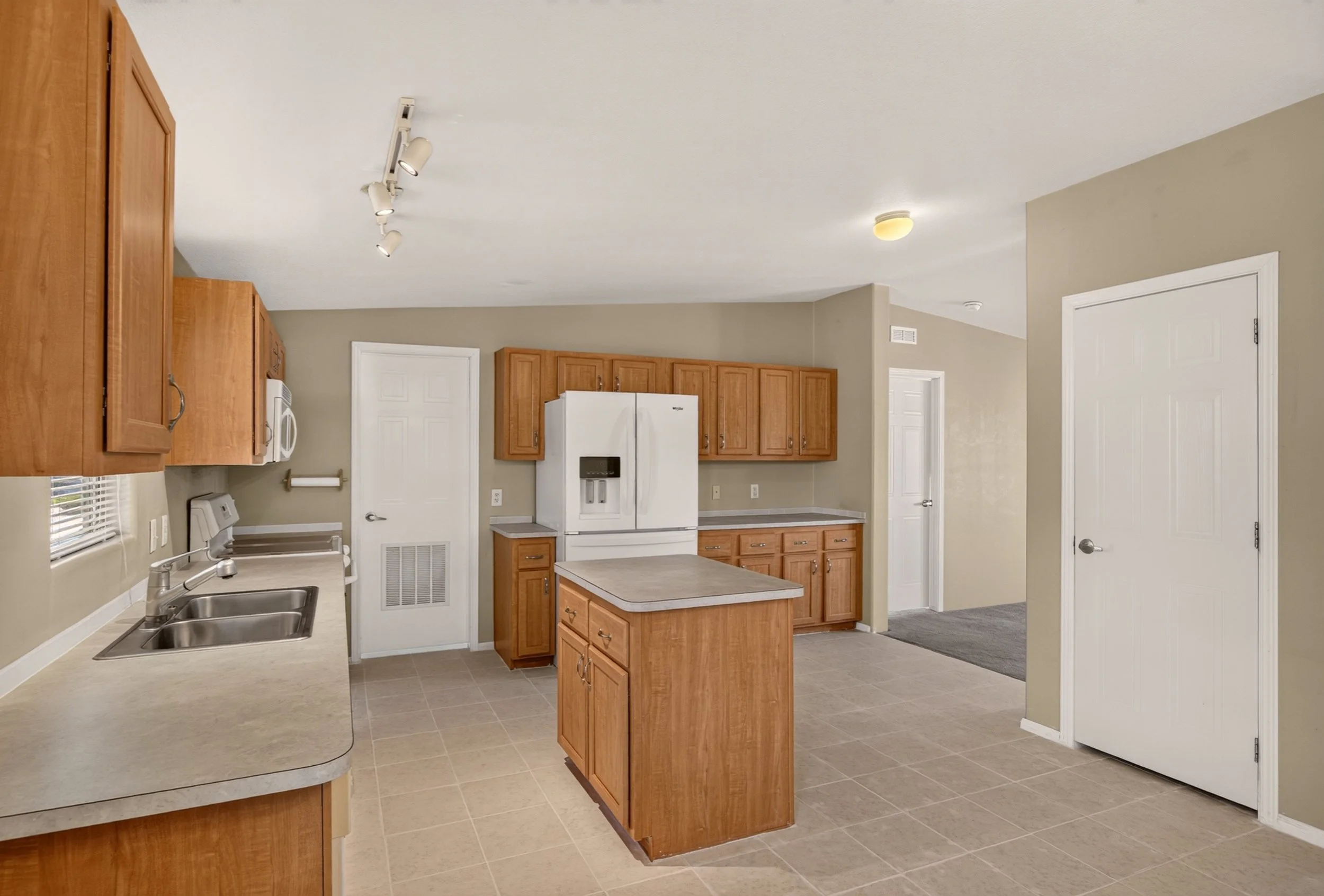16 Kitchen photo a.jpg