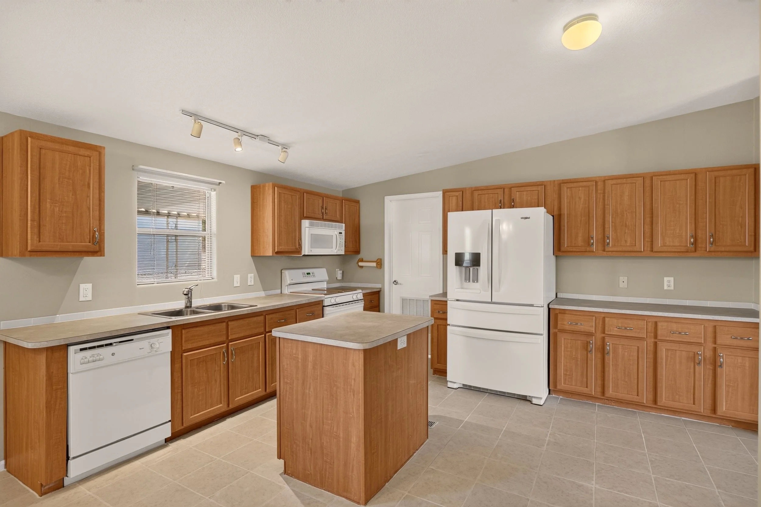 17 Kitchen photo b.jpg