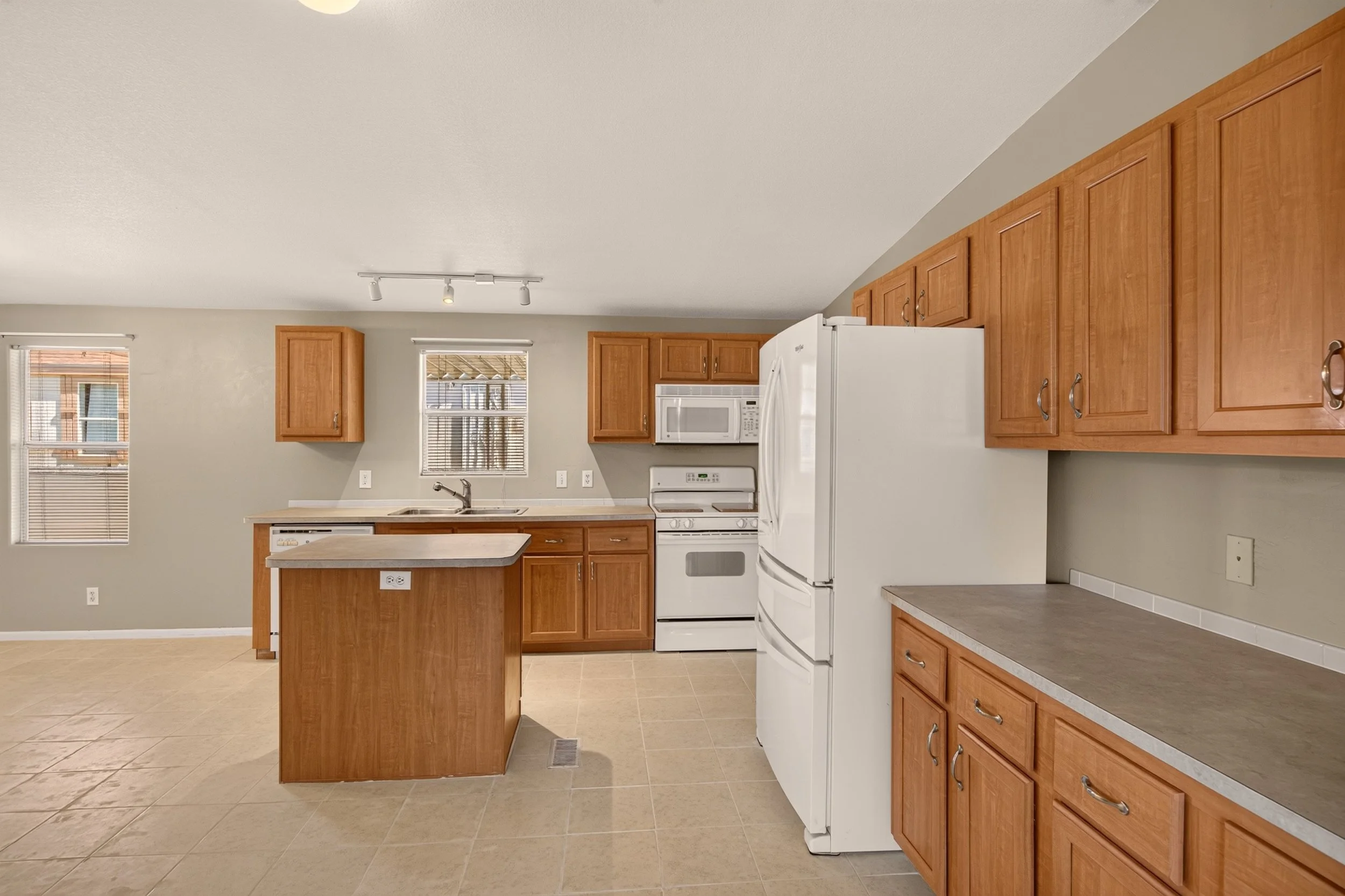 18 Kitchen photo .jpg