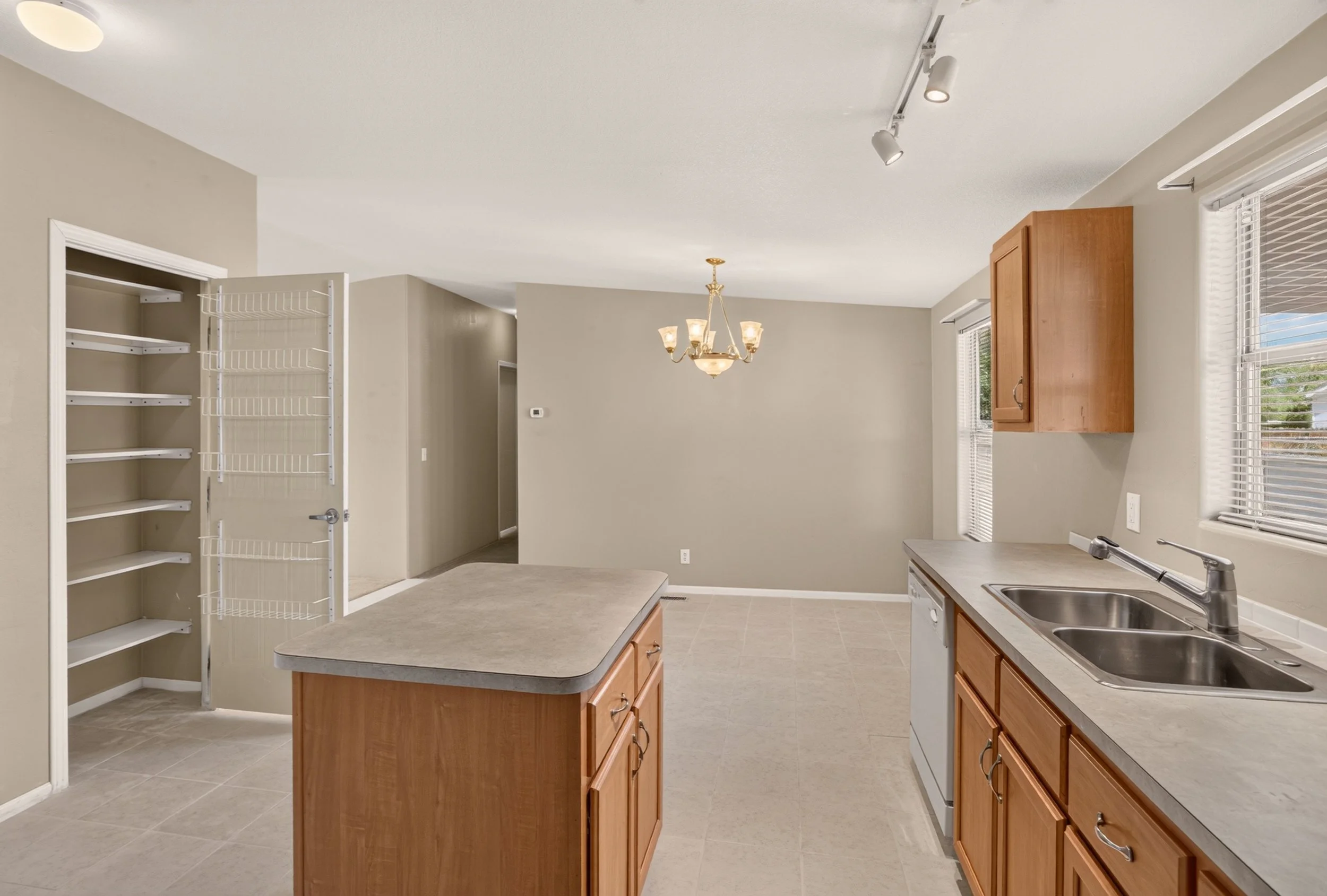 19 Kitchen photo d.jpg