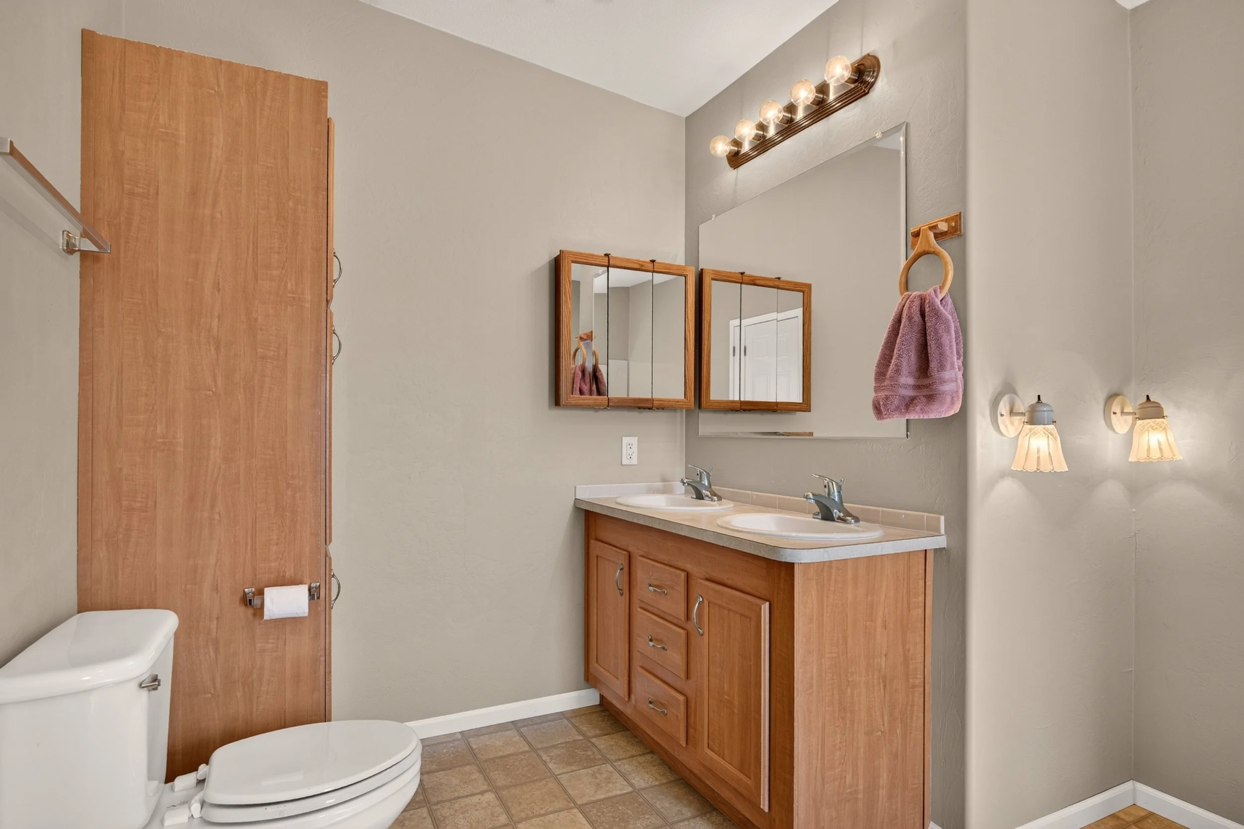 24 Main Bathroom photo a.jpg