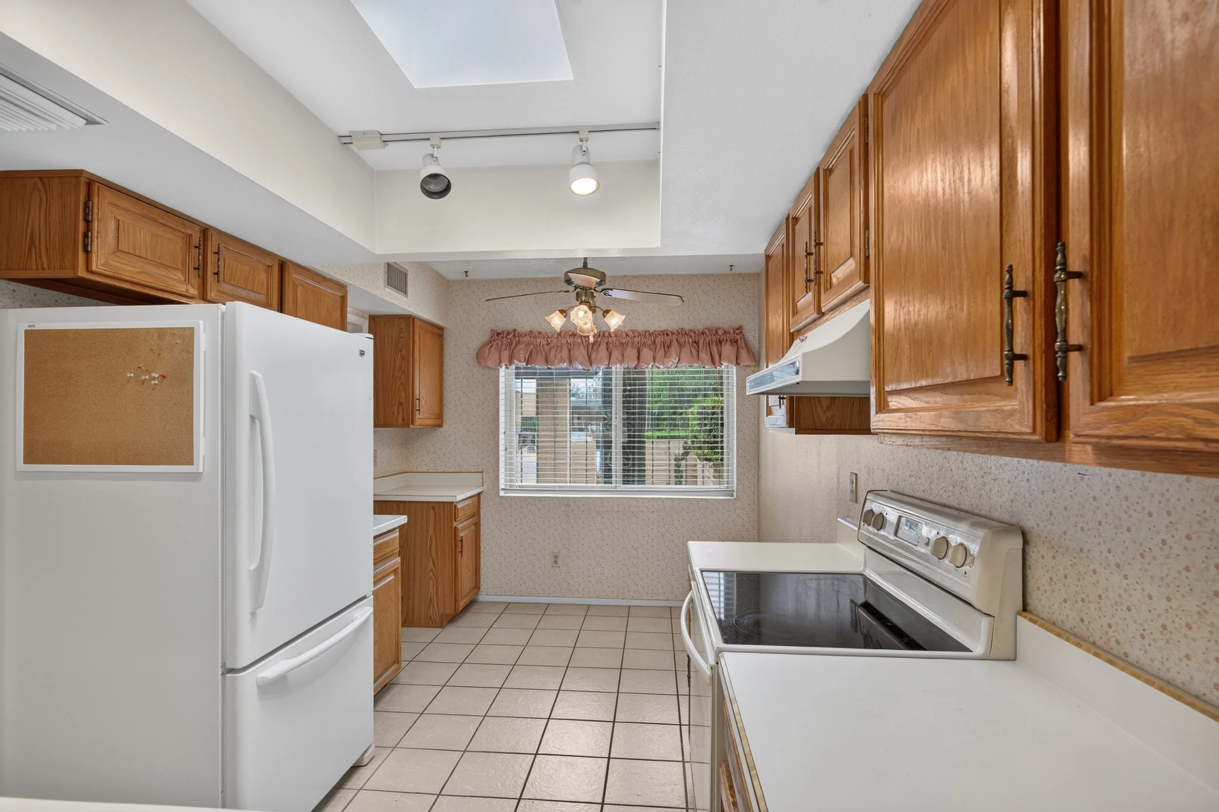 10 Kitchen photo b.jpg