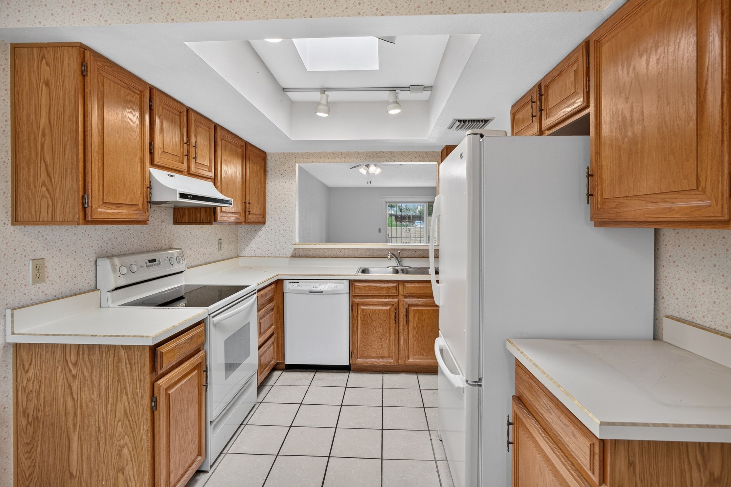 13 Kitchen photo e.jpg