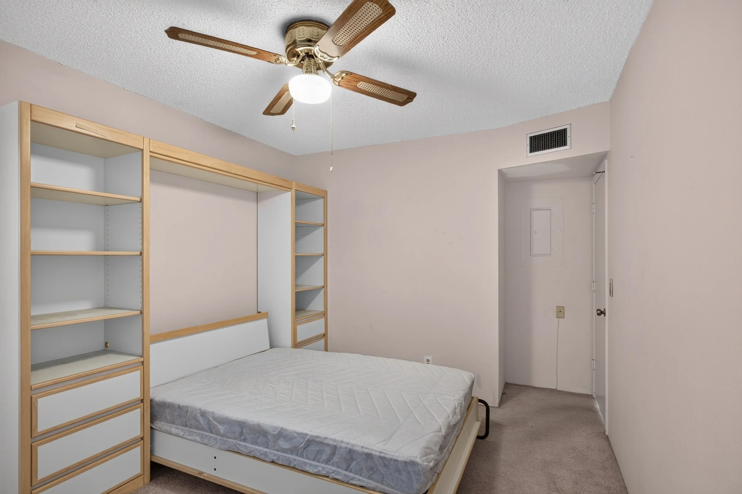 20 Bedroom photo d.jpg