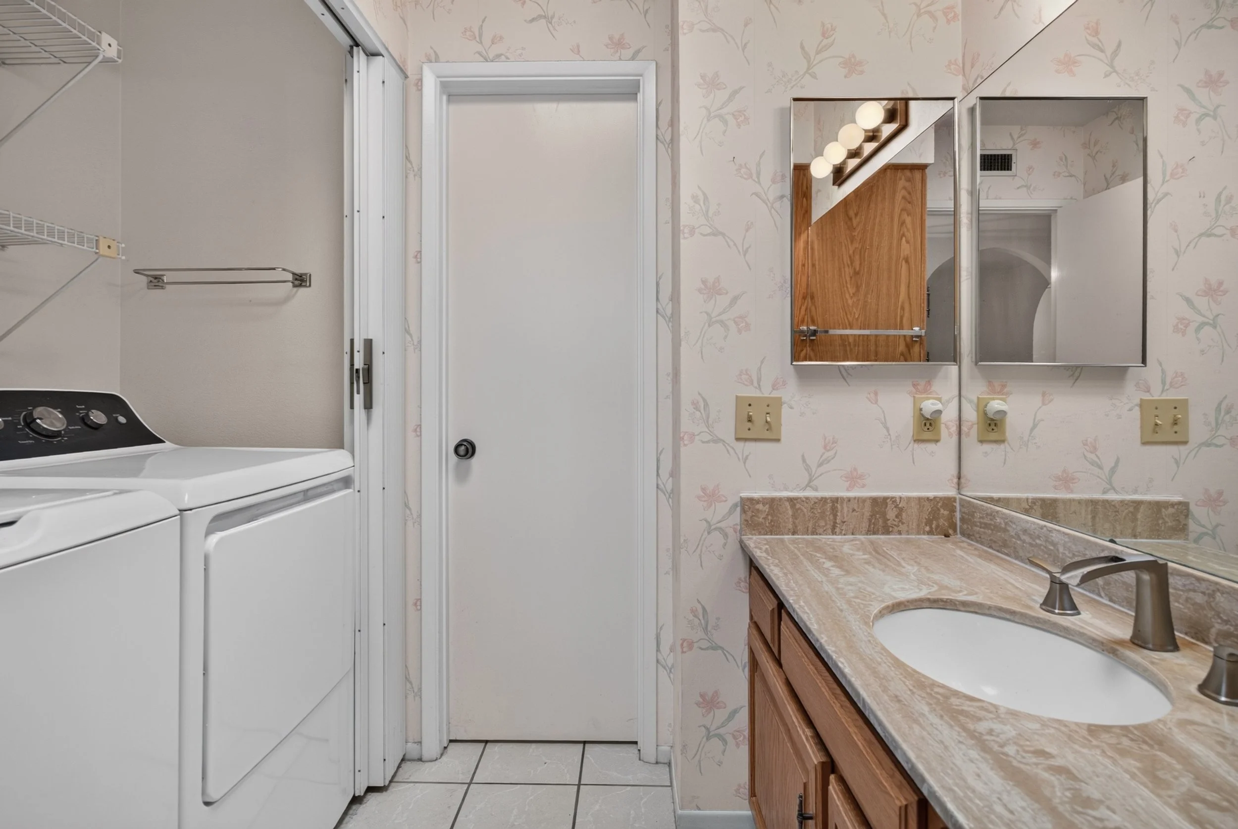 21 Bathroom photo a.jpg