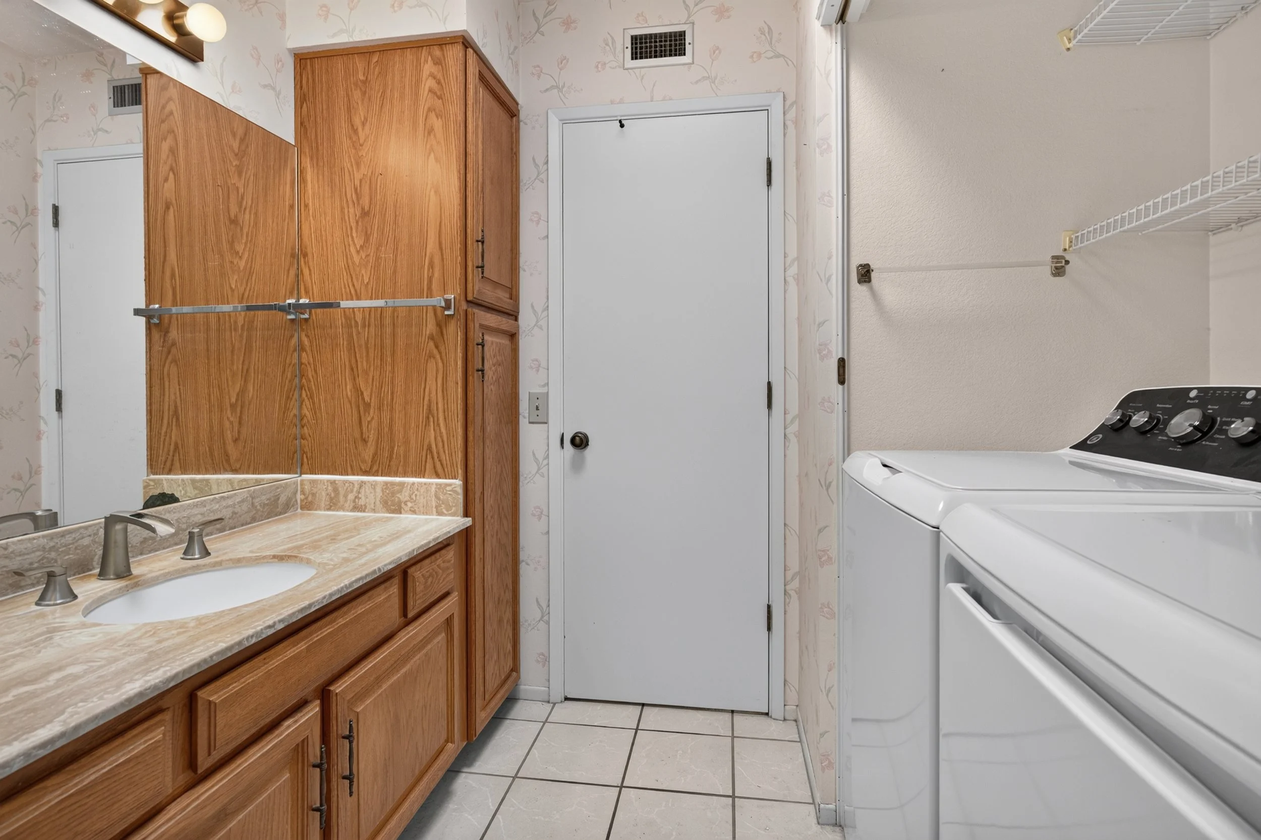 22 Bathroom photo b.jpg