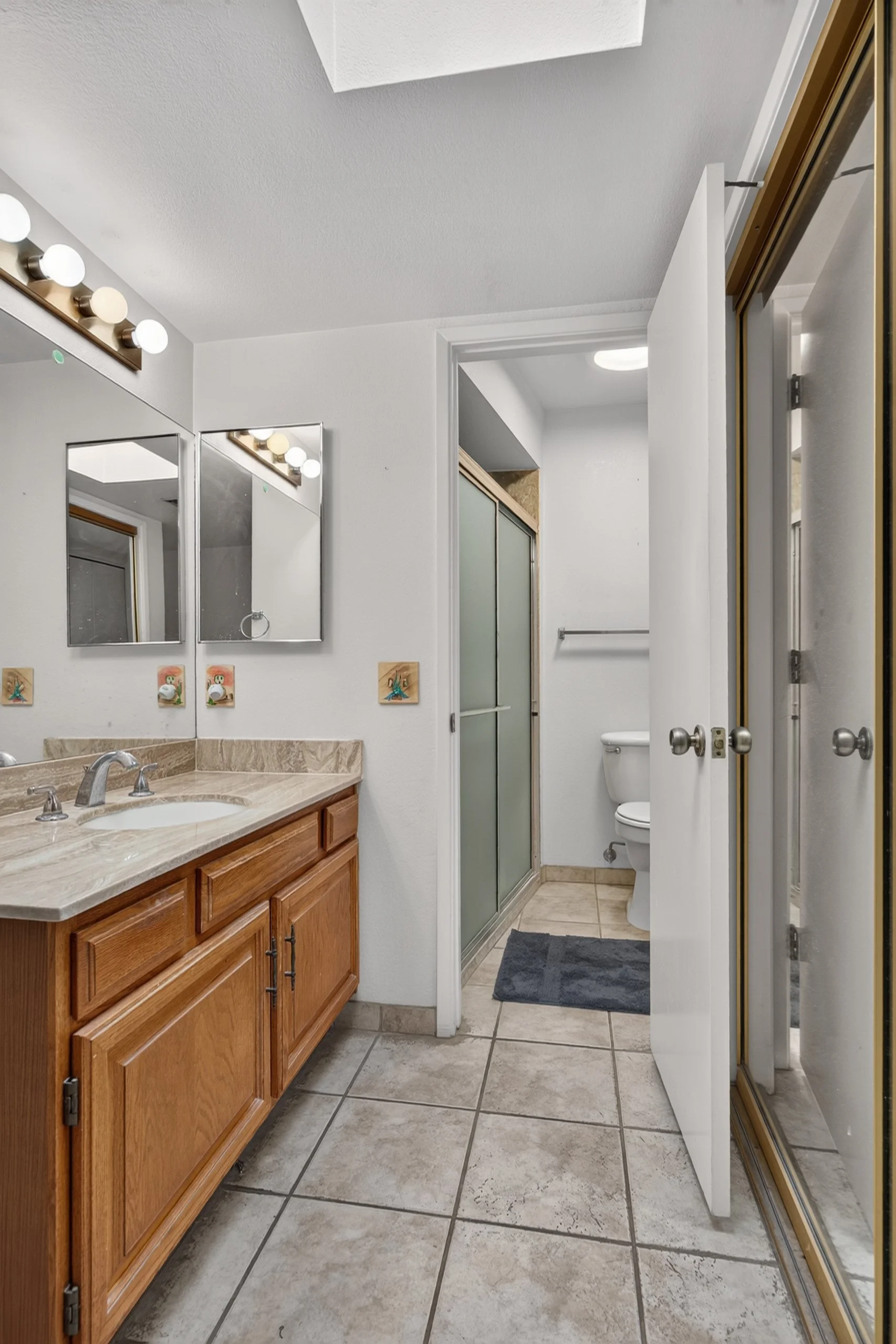 25 Main Bathroom photo a.jpg