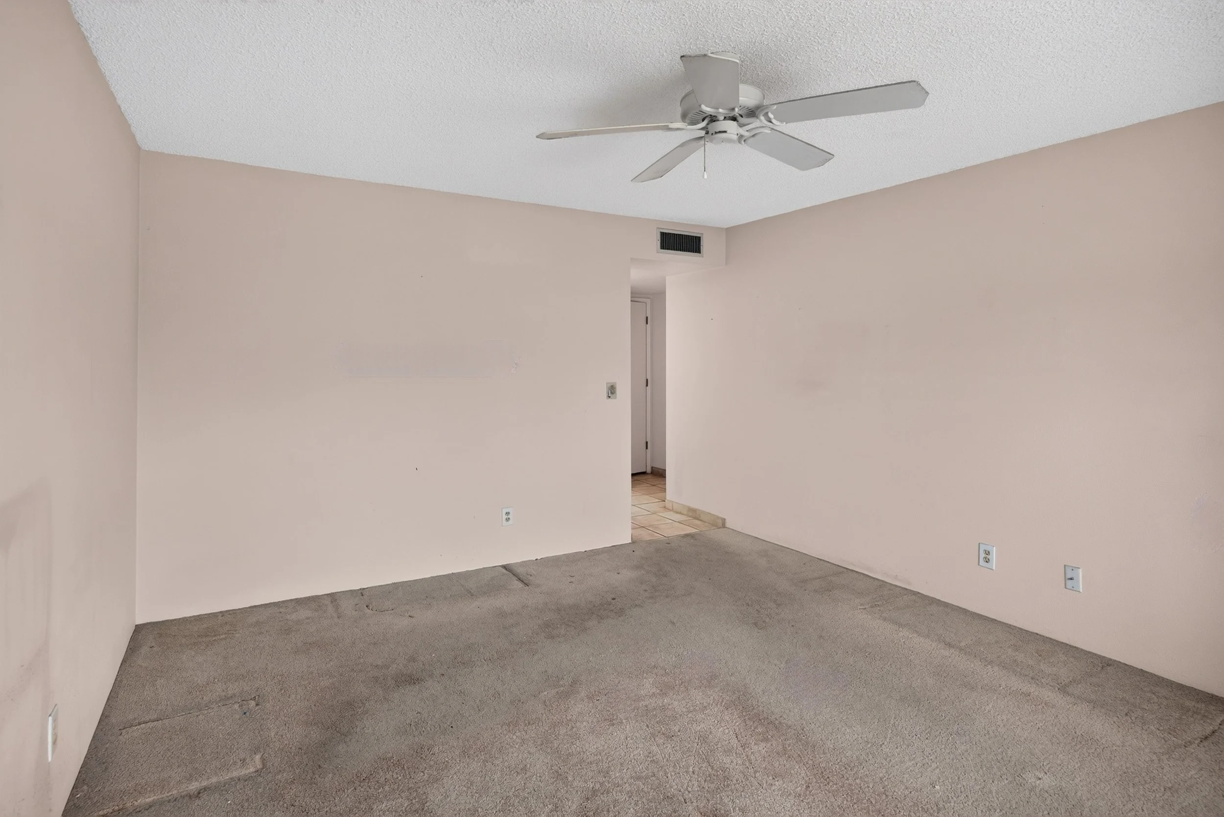 28 Main Bedroom photo b.jpg