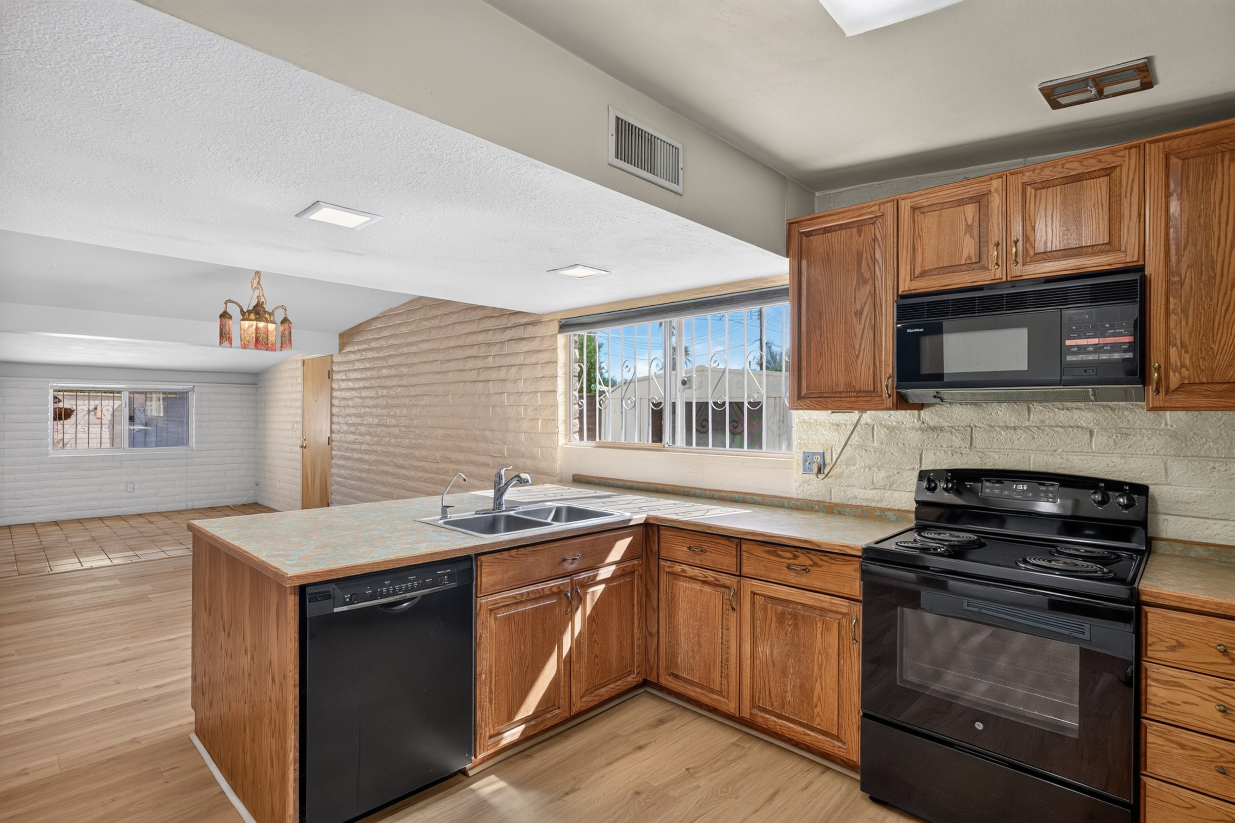 15 Kitchen photo b.jpg