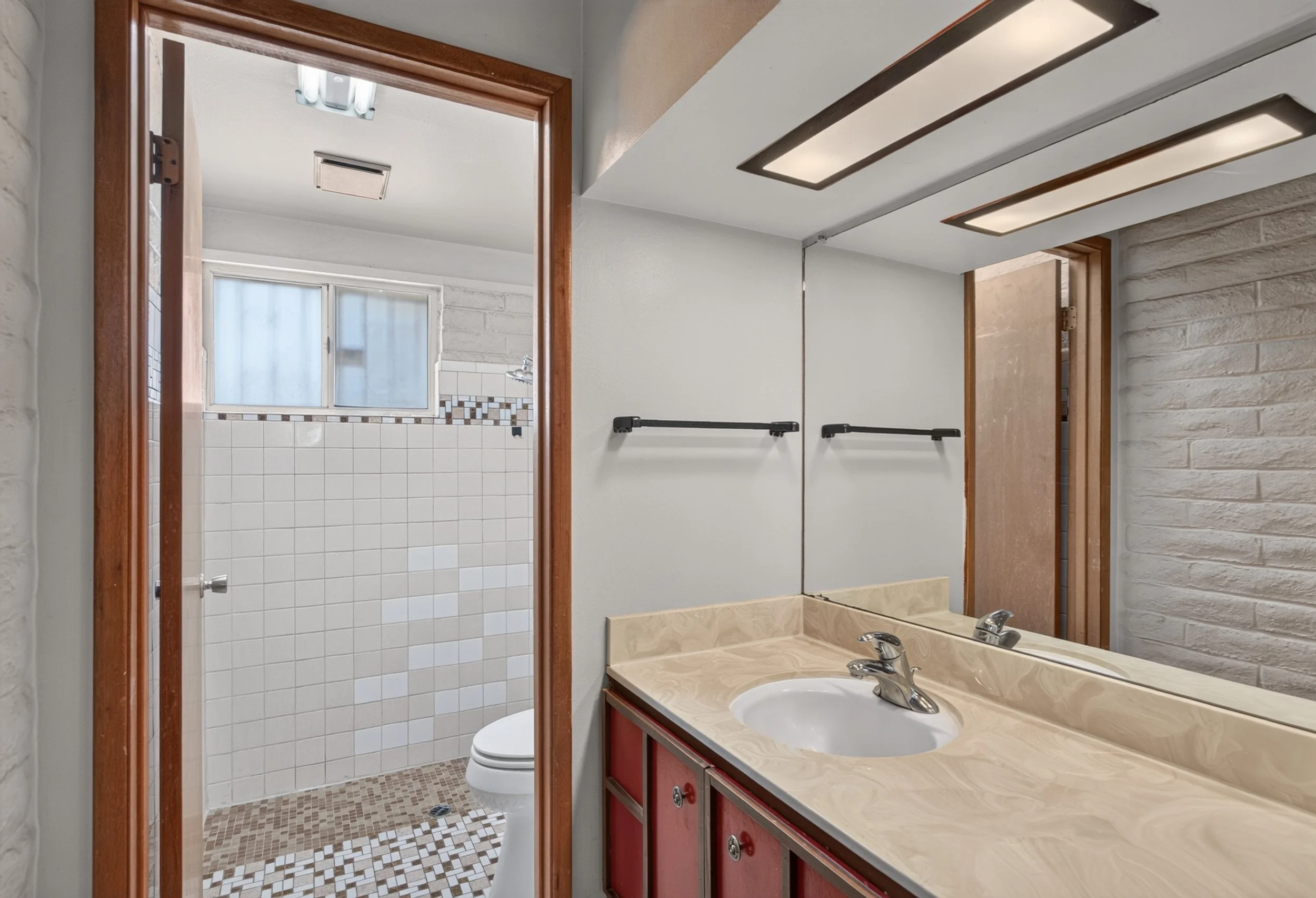 31 Main Bathroom photo a.jpg