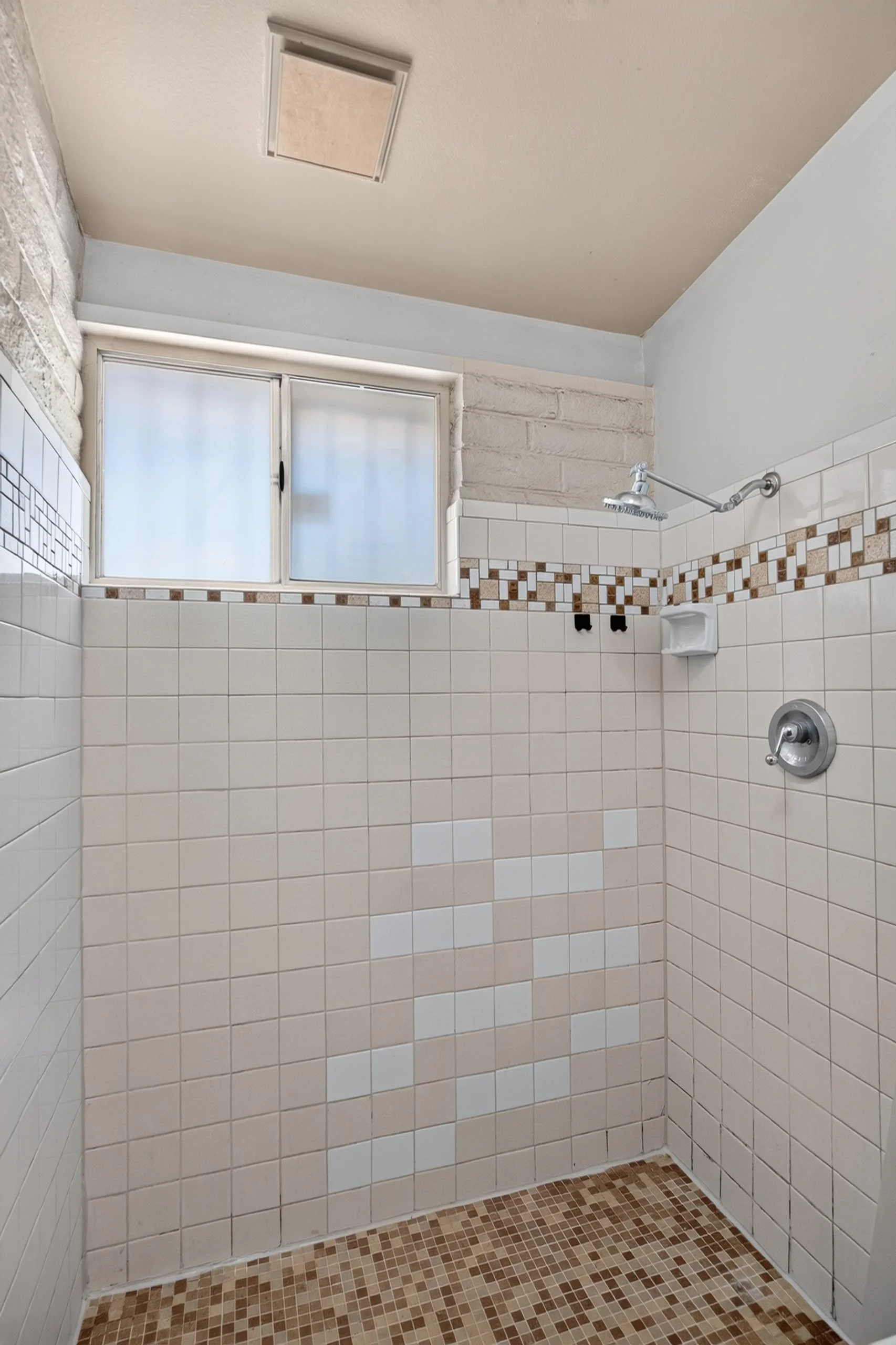 32 Main Bathroom photo b.jpg