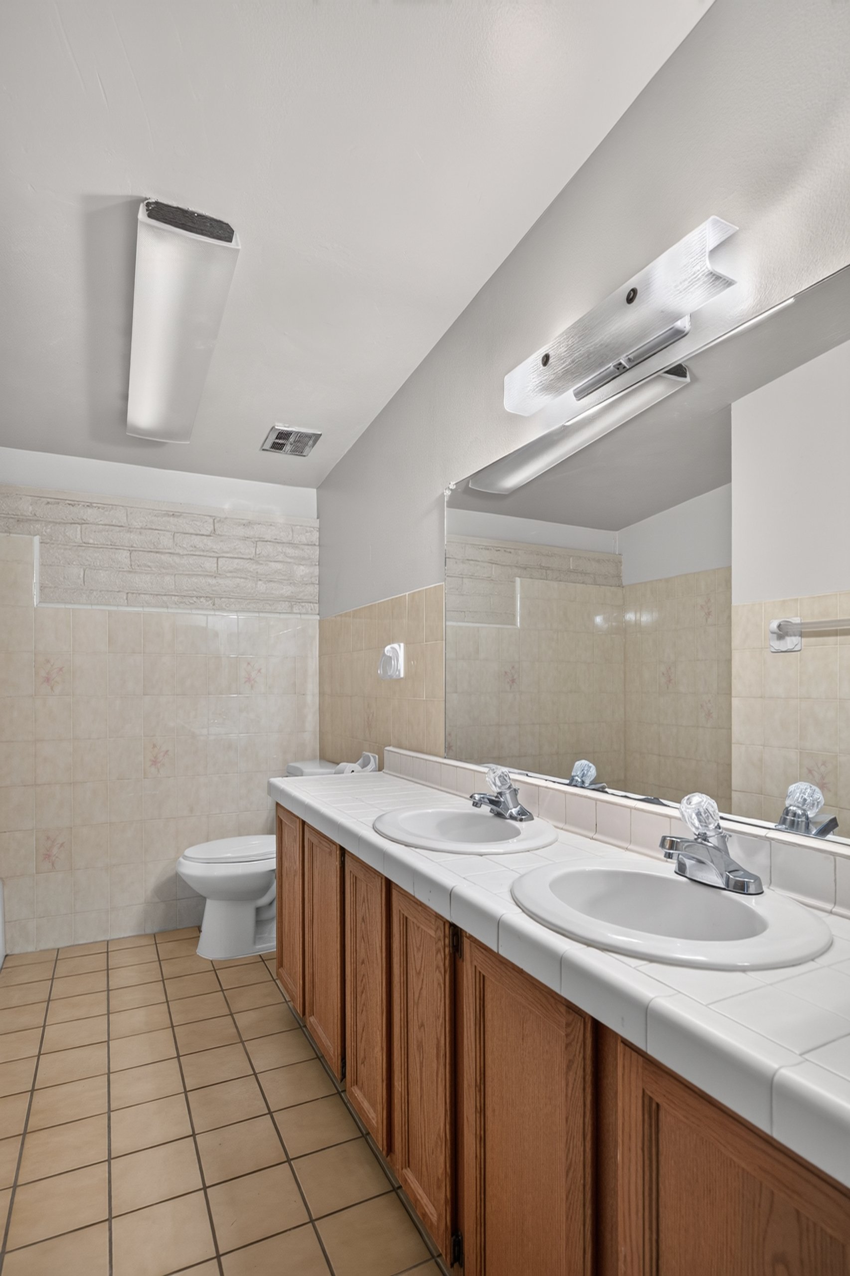 33 Bathroom photo a.jpg