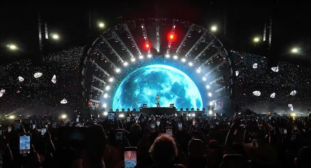 Surprise @shakira performance at Coachella 2024!
Olivia Sebesky Design provided screen content in continued collaboration with Silent Partners Studio. Thank you again to our friends at SPS for bringing us on.

Creative Directors: The Squared Division