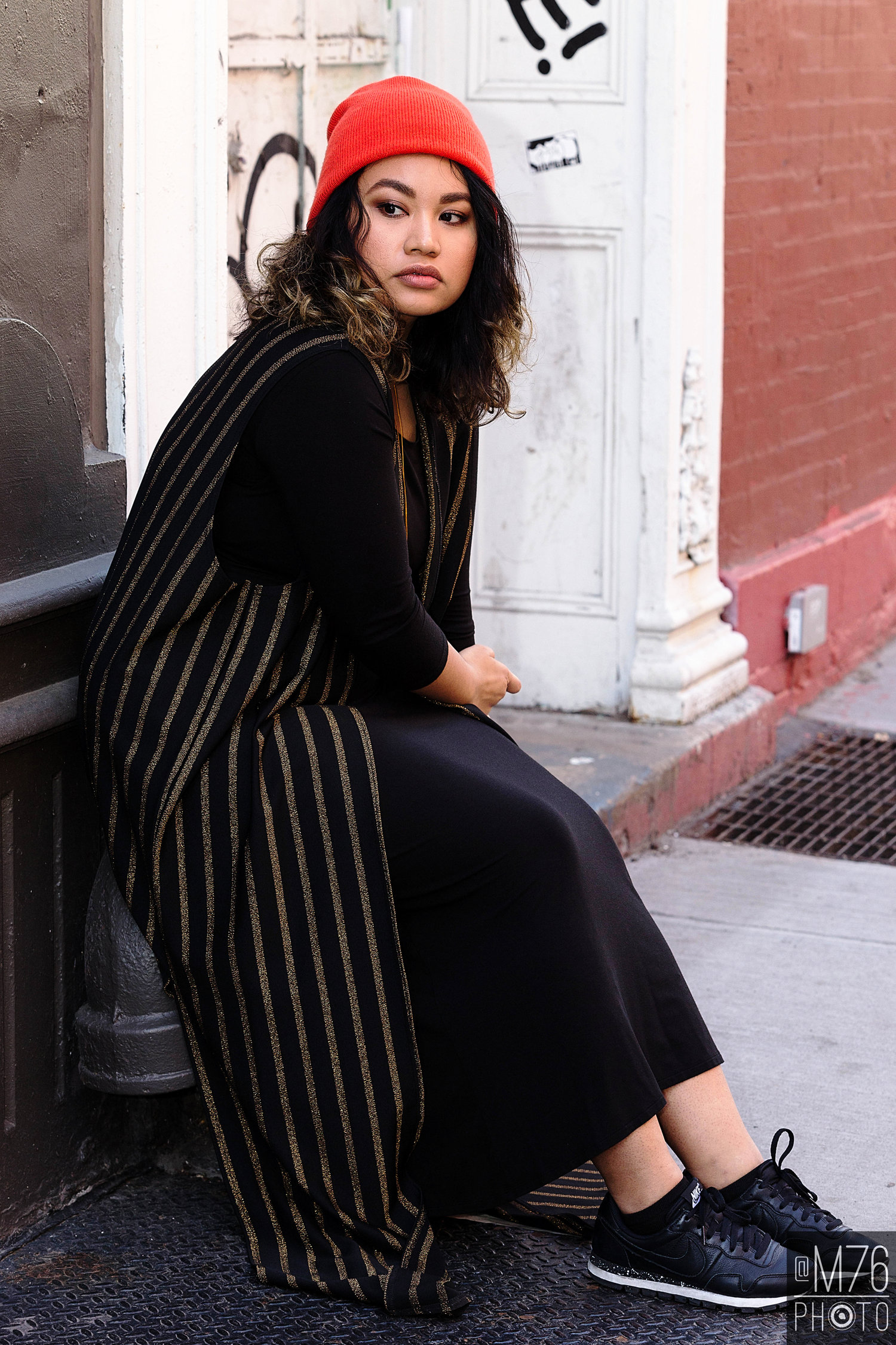 Maxi vest + bright beanie