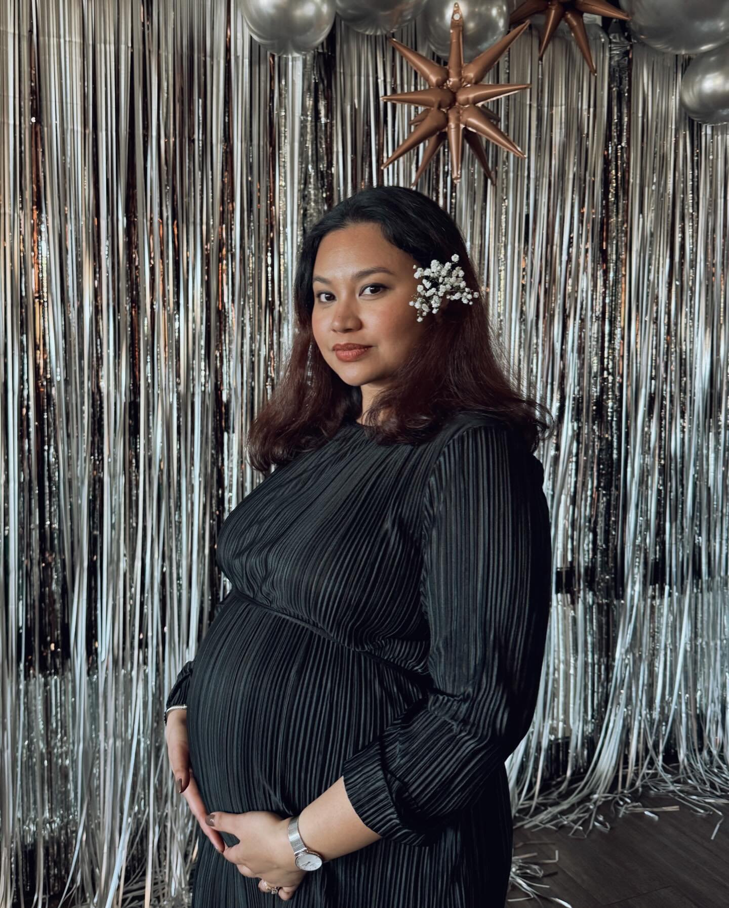 Happy Mother&rsquo;s Day 🖤 aaaaand keep swiping for the gender reveal 🤘🏽

#mothersday #genderreveal #30weekspregnant 

Thanks @michelletibwah for this lovely photo of me. I realized I didn&rsquo;t get a solo so thanks for taking it 🖤

Thanks to @