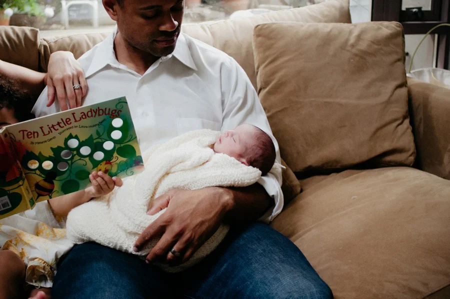 dad and newborn baby