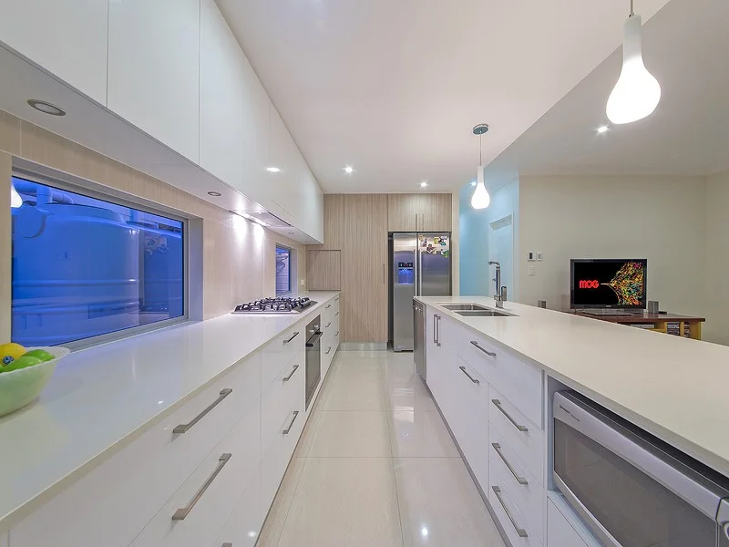 Modern Kitchen.  Large Island Bench, Gas Cooktop & Fixed Glass Splashbacks.   Wynnum, Brisbane