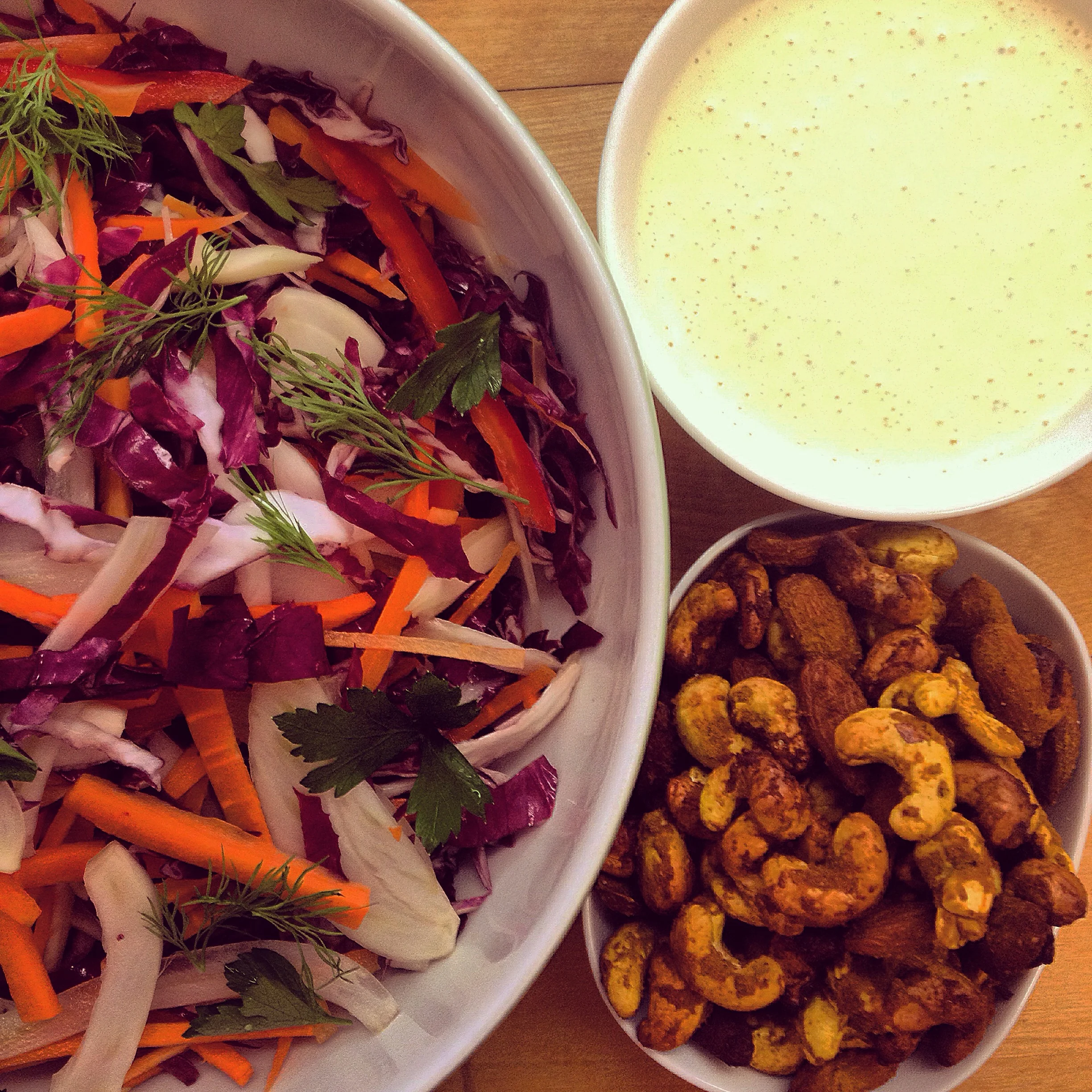 Karotten-Fenchel Salat mit gerösteten Curry Cashew Nüssen und Joghurt Dressing