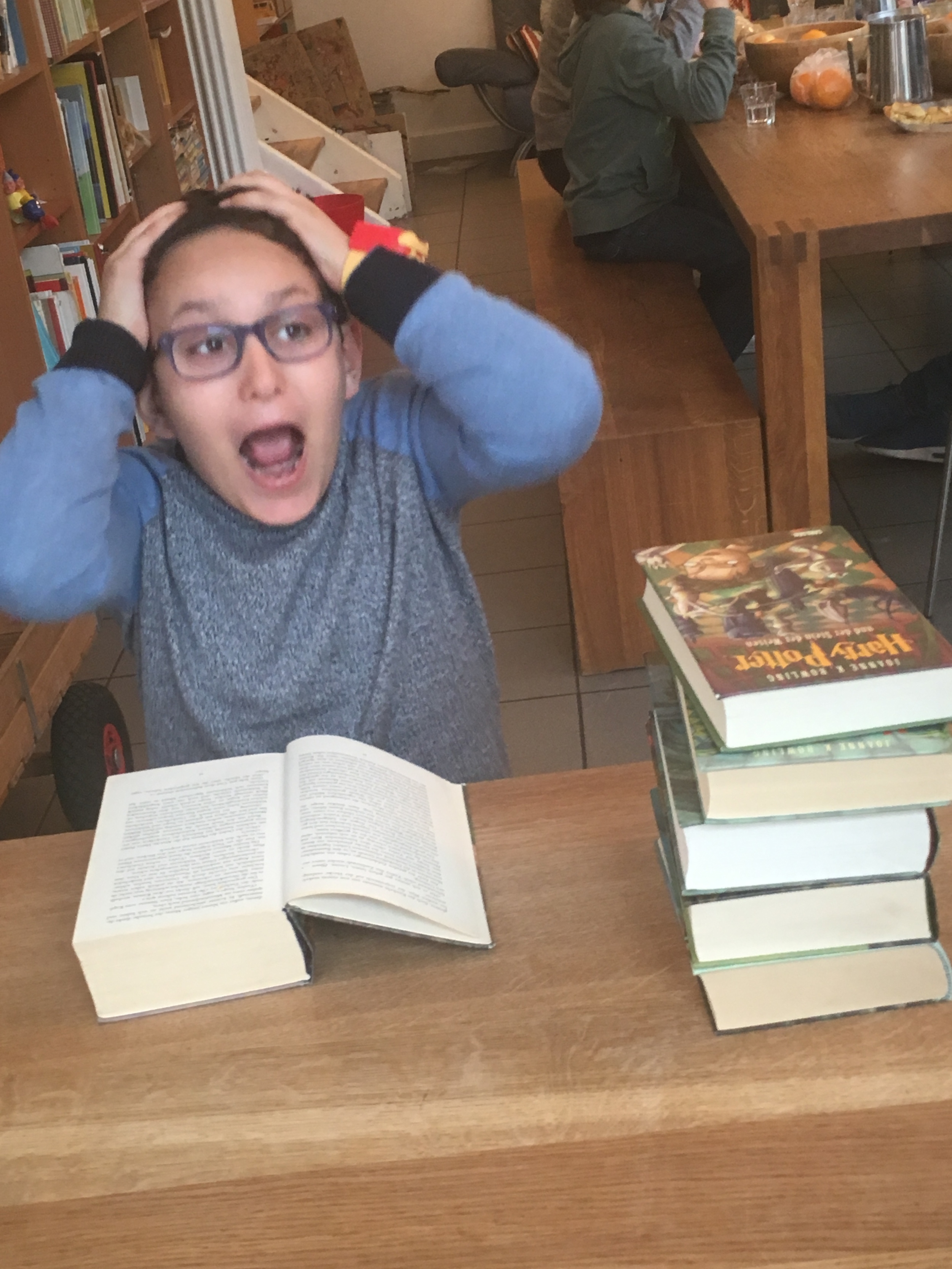 Nach der vollständigen Lektüre aller Harry Potter Abenteuer ist Thomas über das Ende der Geschichte sichtlich geschockt. Vielleicht liegt es daran, dass er alle Bücher in nur einem Mittag gelesen hat...