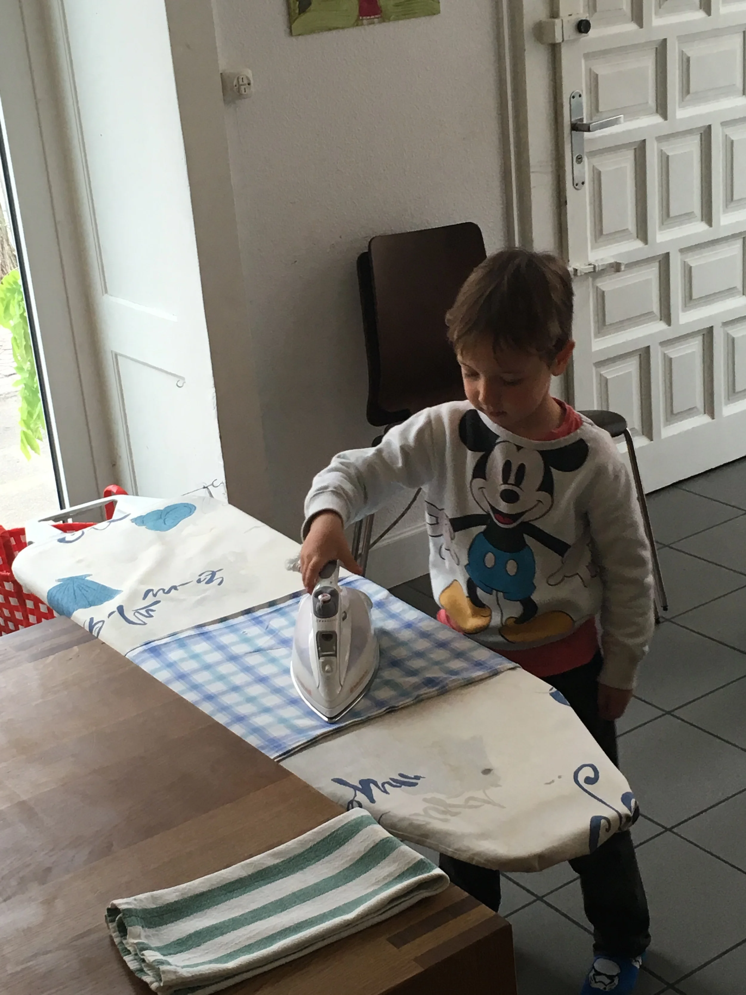 Nach einer kurzen Einführung von Vreni in das Bügelgeschäft, übernahm Thibault das Zepter und bügelte im Alleingang die Wäsche einer ganzen Woche - höchst professionell.