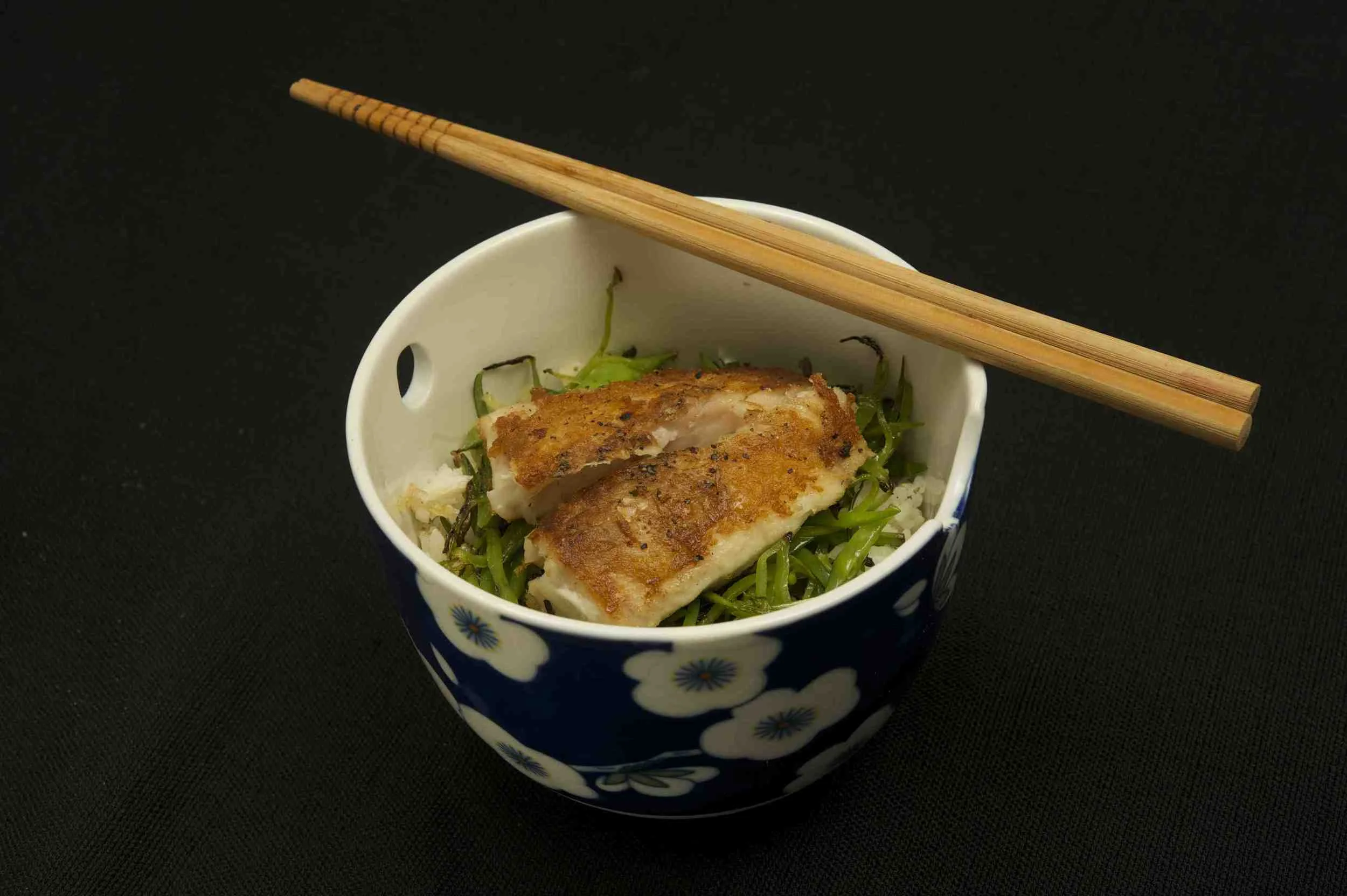 BAR GRILLÉ aux épices, mange tout, basilic thai, bol de riz