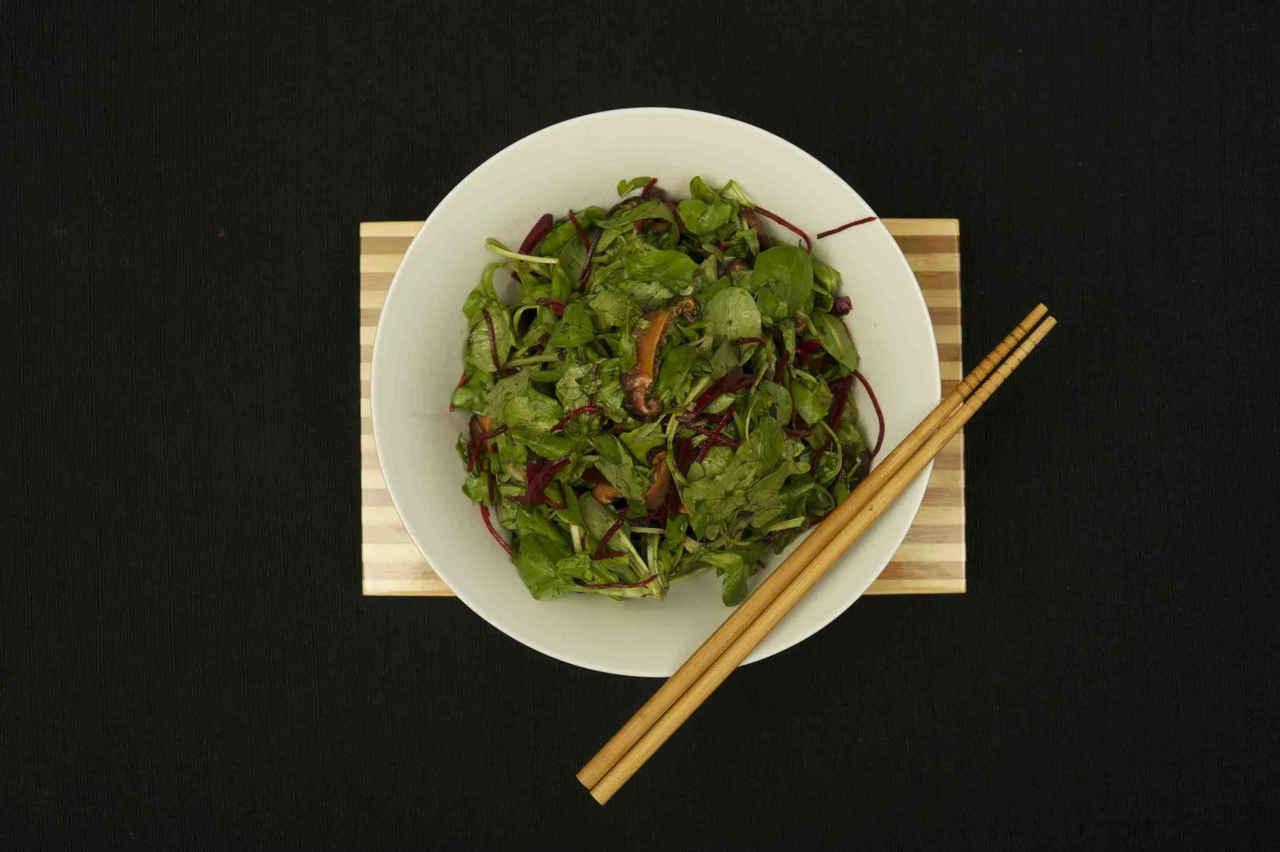SALADE DE BLÉ, roquette au Shitaké, betterave rouge, soja au miel, huile de sésame