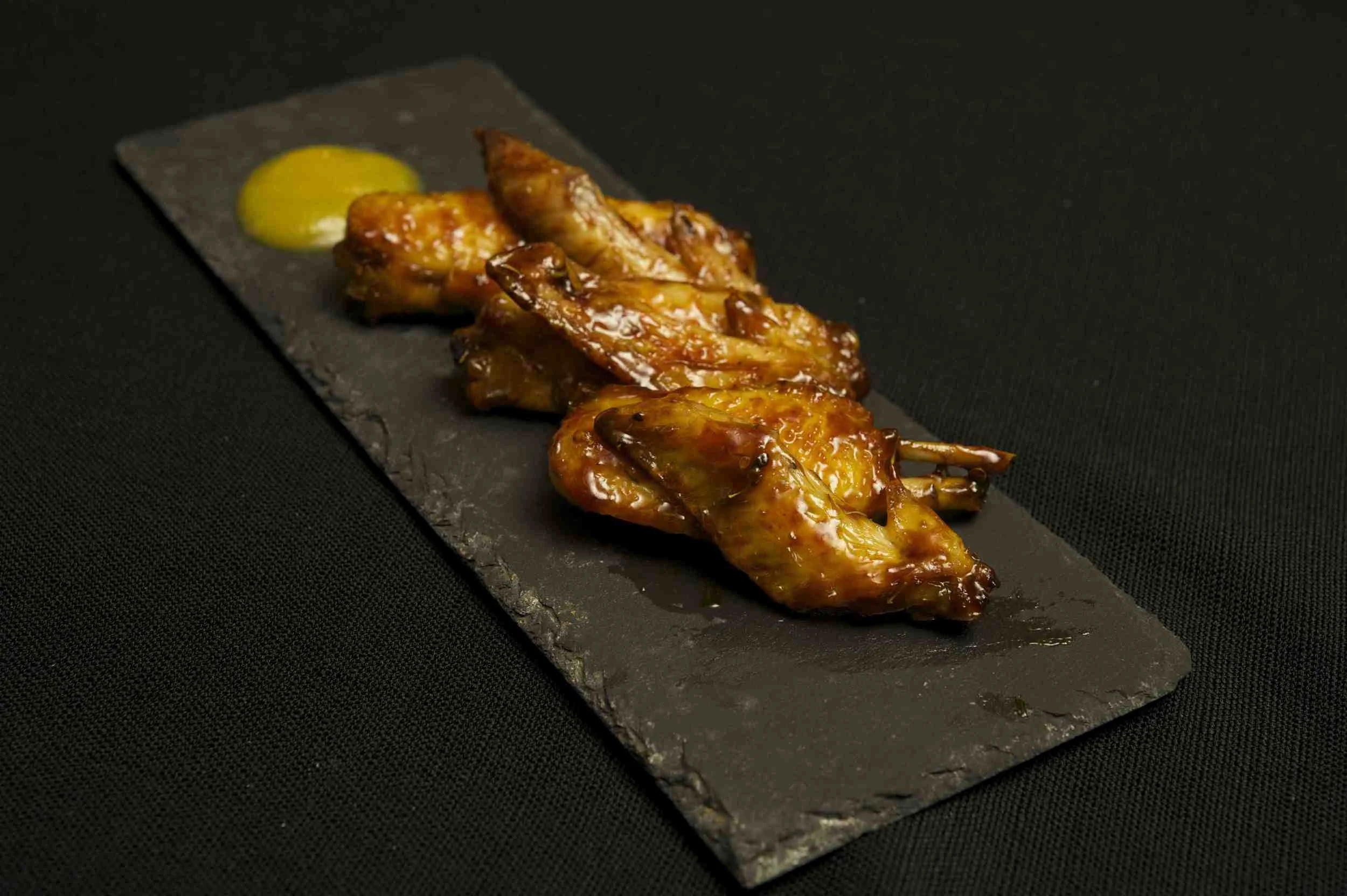 WINGS DE POULET au poivre seichuan, caramel de soja (3 pieces)