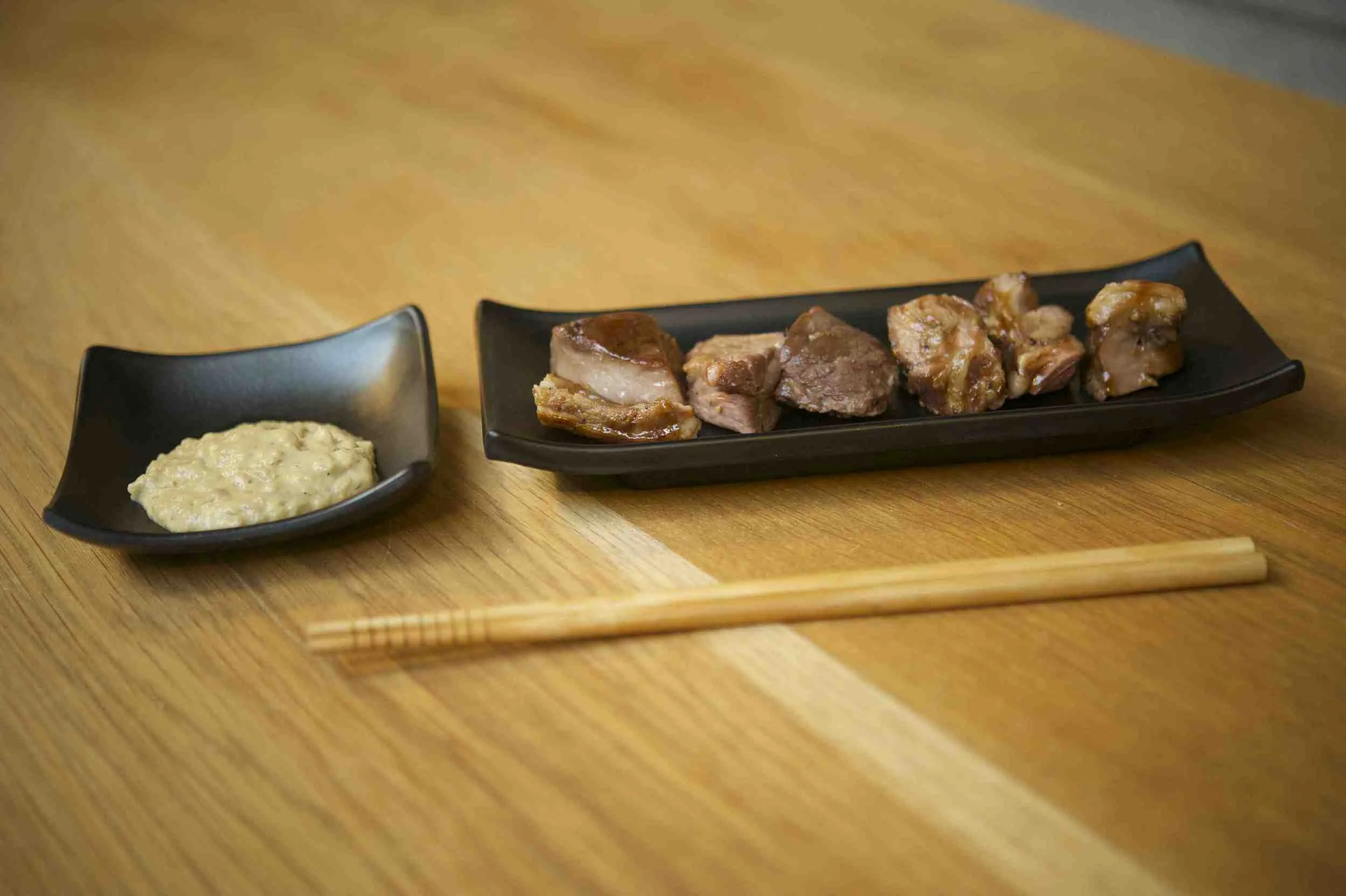 YAKITORI D’AGNEAU grillé servis avec de l’aubergine fumée marinée au miso doux