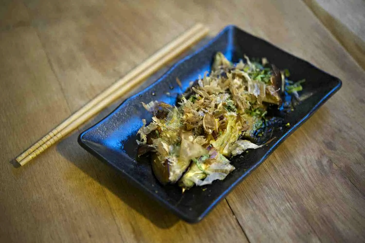 AUBERGINE PONZU (grillée), zeste d’orange, coriander, bonito flakes