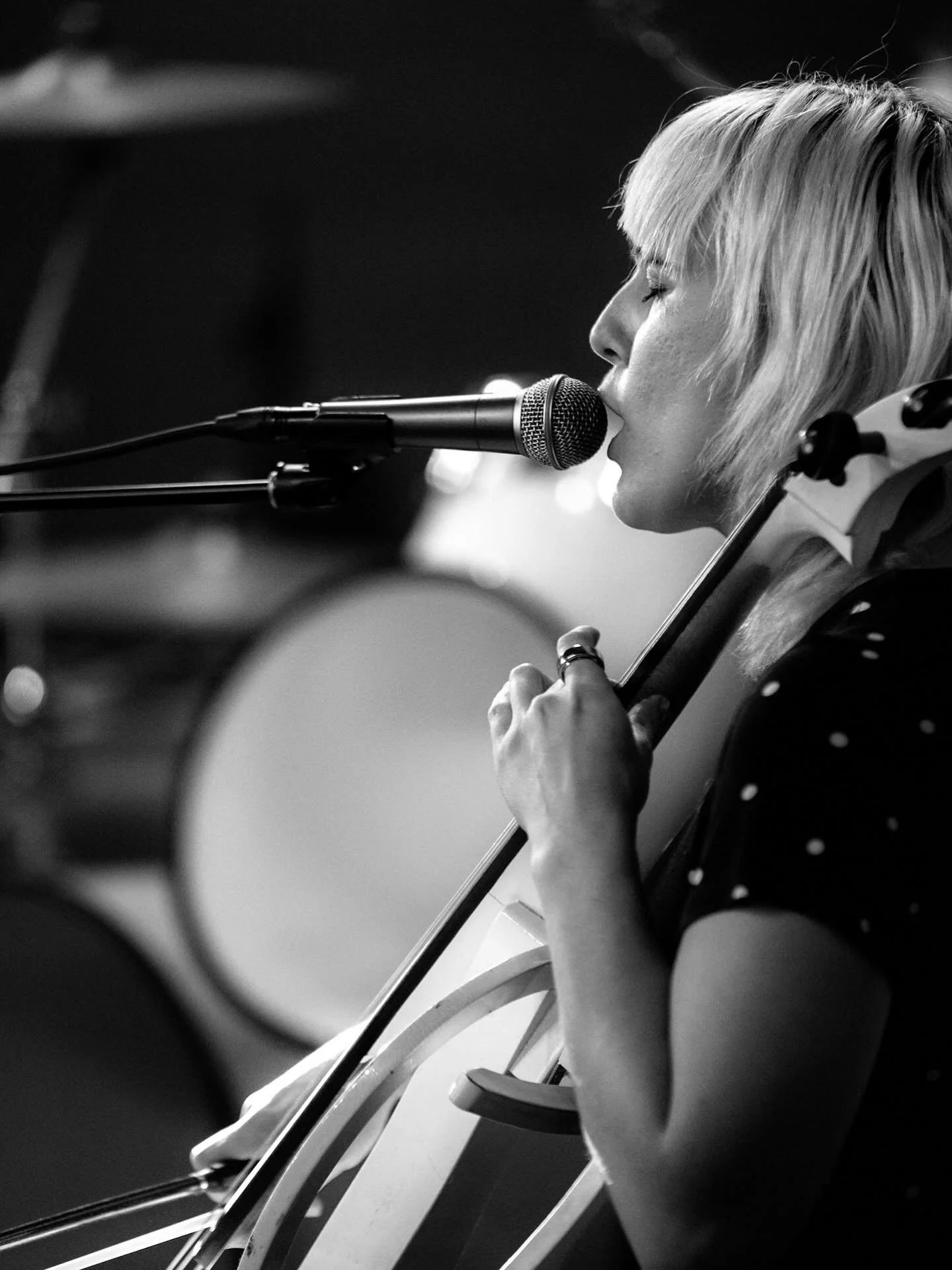 July 2025. @lungtheband performs at Flavor Notes, hosted by @roscoescoffee
.
.
.
.
#indie #indiemusic #music #musicphotography #localmusic #lung #livemusic #music #richmondindiana