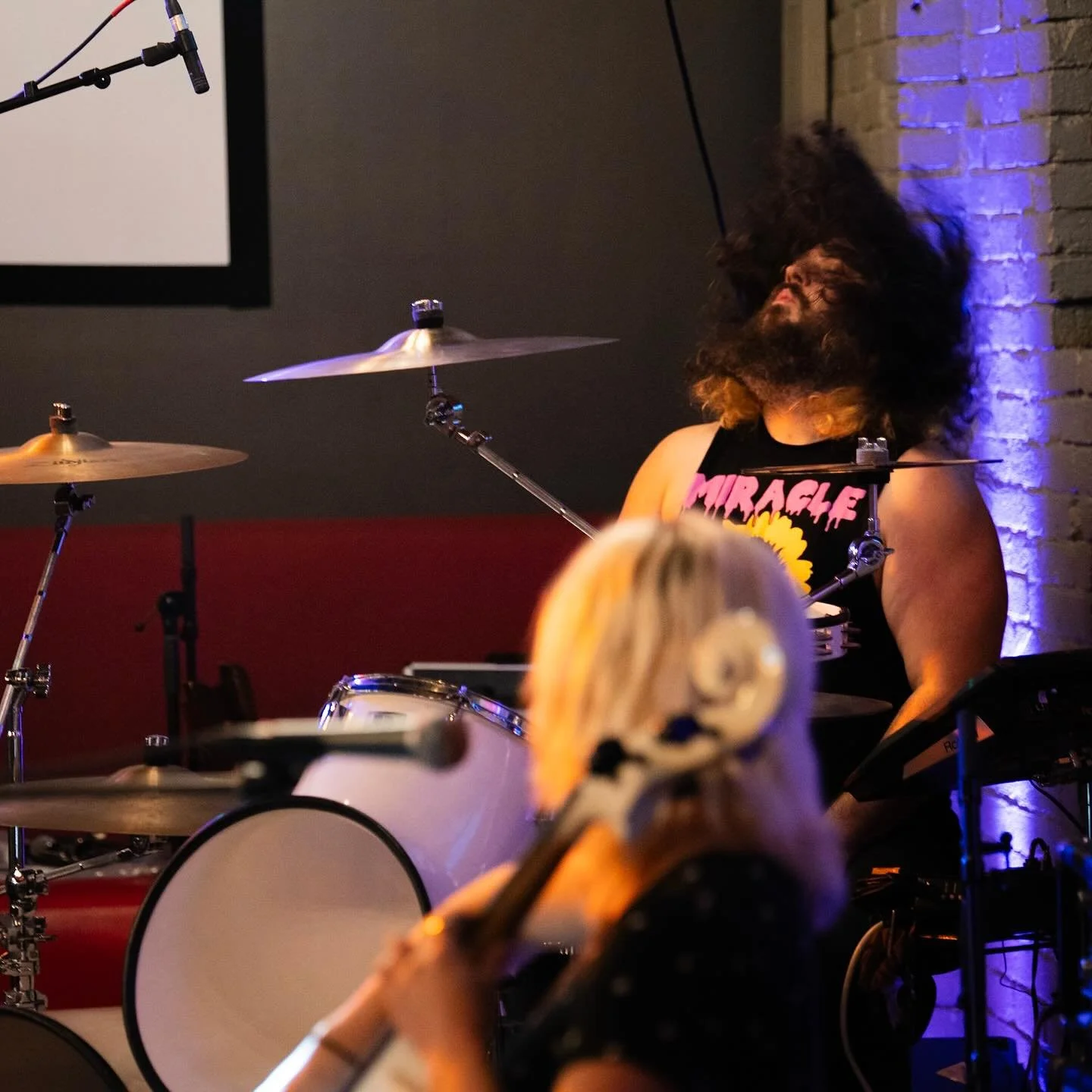 July 2025. @lungtheband performs at Flavor Notes, hosted by @roscoescoffee
.
.
.
.
#indie #indiemusic #music #musicphotography #localmusic #lung #livemusic #music #richmondindiana