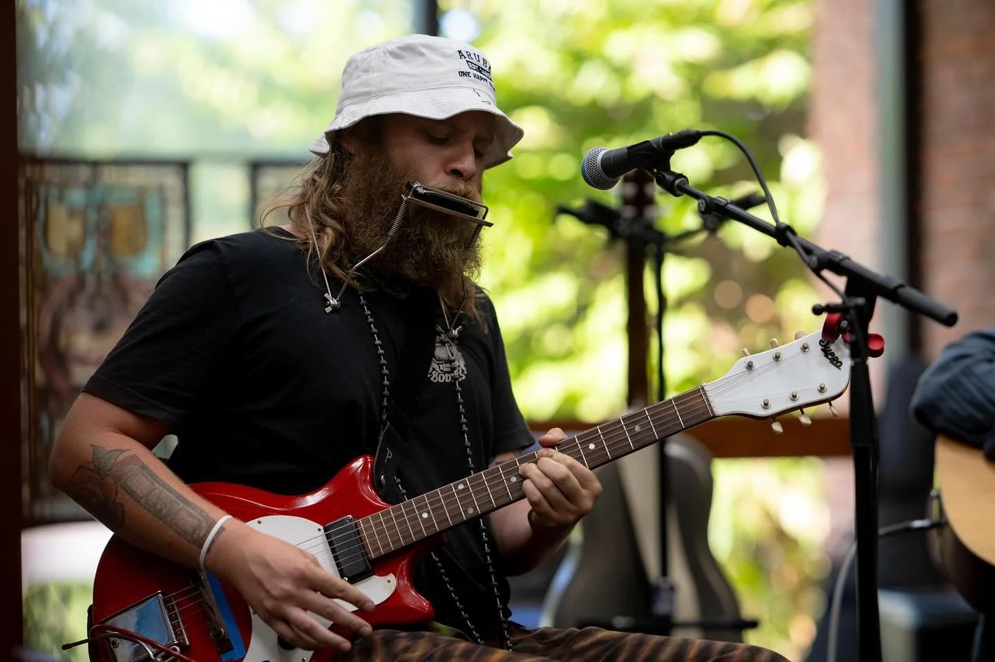 August 2025. @joewatersandthebackporchband performs at Lyricists’ Corner, hosted by @achillestenderloin at @mrlrichmond.
#livemusic #blues #singersongwiter