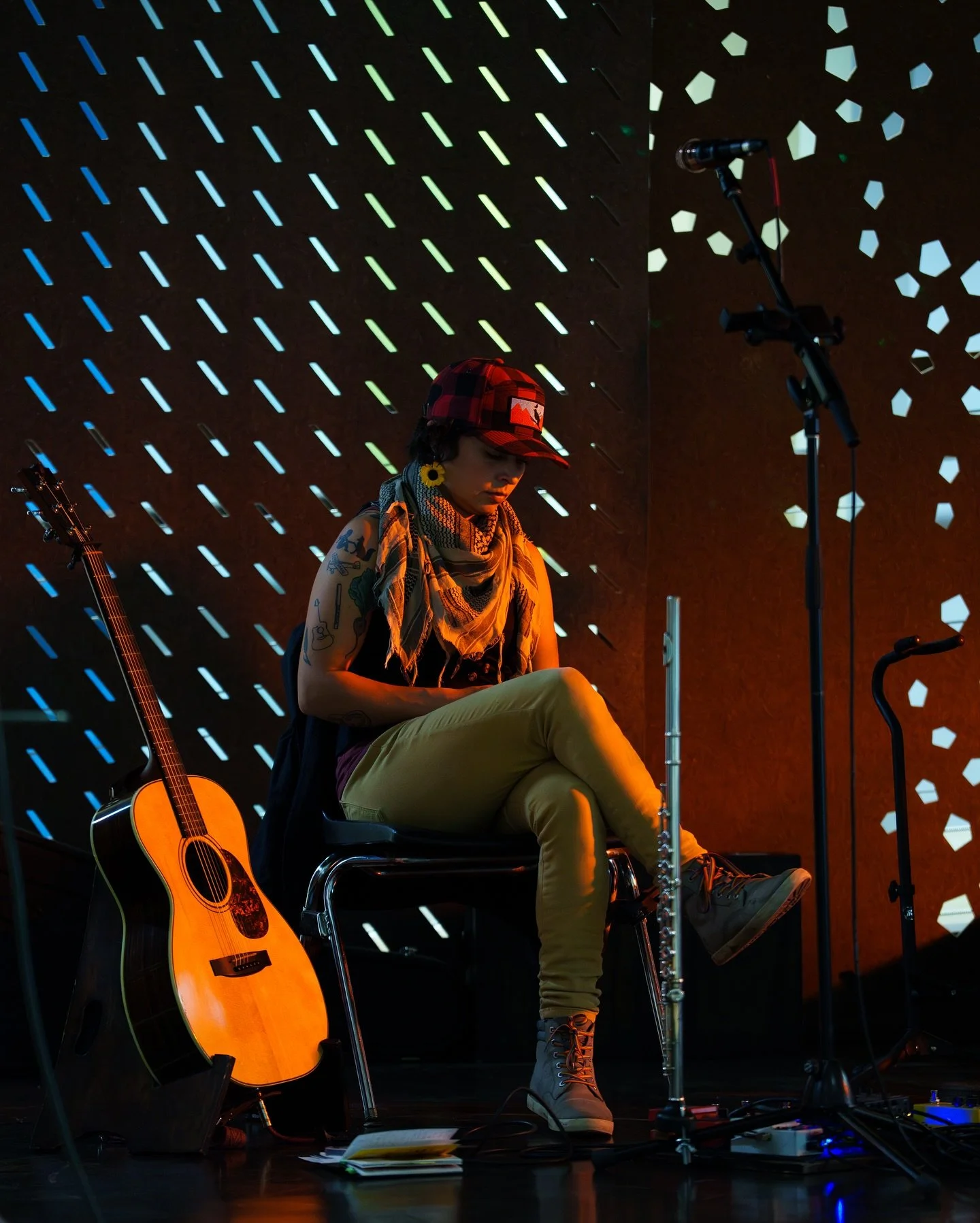 @annapsmusic during a songwriters round hosted by @achillestenderloin at @earlhamcollege1847 sponsored by the Earlham Music Department. 

#music #musicphotography #localmusic #livemusic #candid #portrait #richmondindiana #indiemusic #livemusic #singe