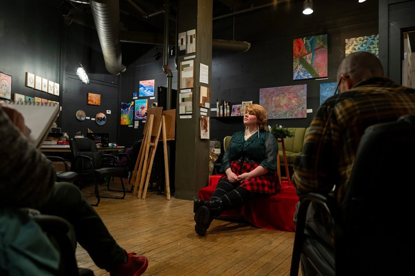 Live figure drawing. December 11, 2025. 

.
.
.

So. These are incredibly behind, BUT here are some photos and portraits of December&rsquo;s figure drawing of @alixwhitstaff hosted at @oblivionindiana and led by @benetorious. 

I&rsquo;ve been using 