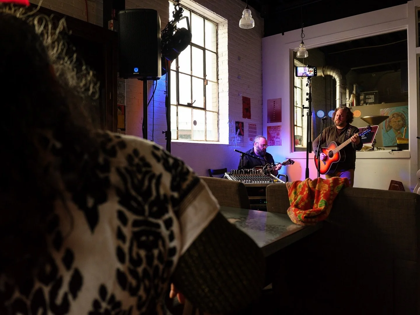The Day after April Fools, @roscoescoffee and @achillestenderloin kicked off April with a packed evening of performances featuring @melissajohill @lelandwalkerofficial and @jeffmilleronline. 

Flavor Notes is hosted up to twice a month showcasing reg