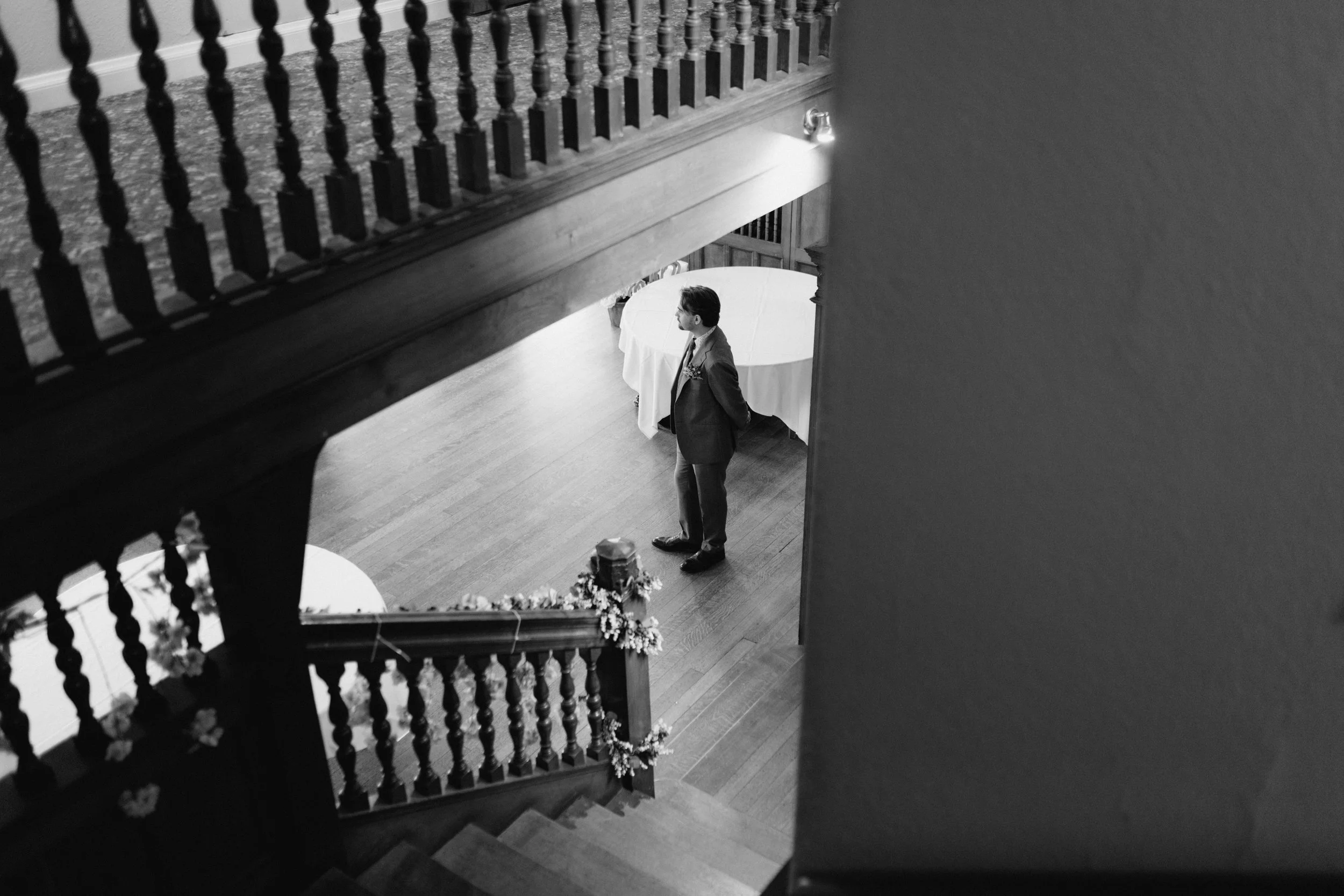  The groom waits for his bride at Cragwood Hotel. 